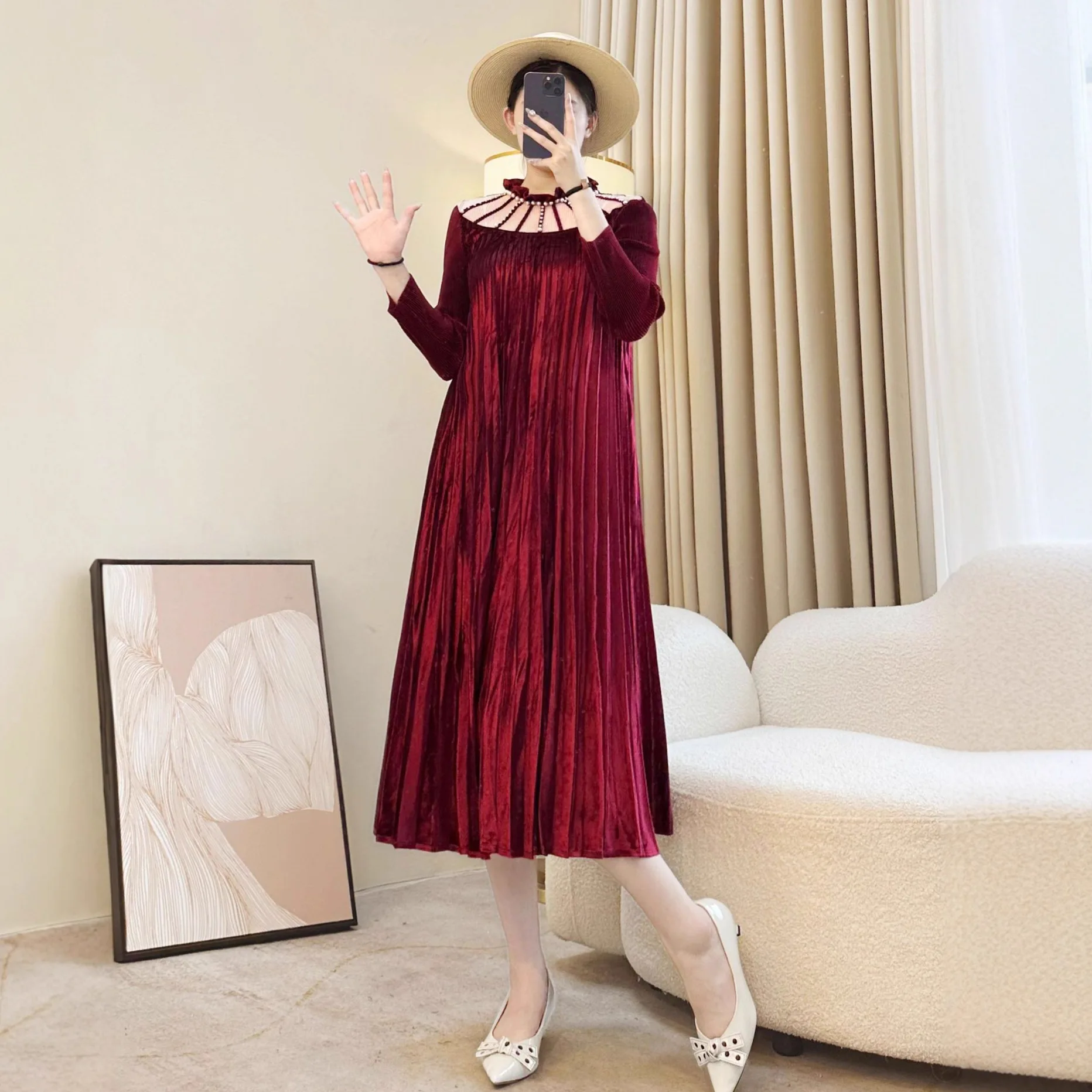 Miyake Pleated Autumn and Winter 2025 New Gold Velvet Wide Lady Dress Fashionable and Elegant Straight Tube Temperament Skirt
Miyake Pleated Autumn and Winter 2025 New Gold Velvet Wide Lady Dress Fashionable and Elegant Straight Tube Temperament Skirt