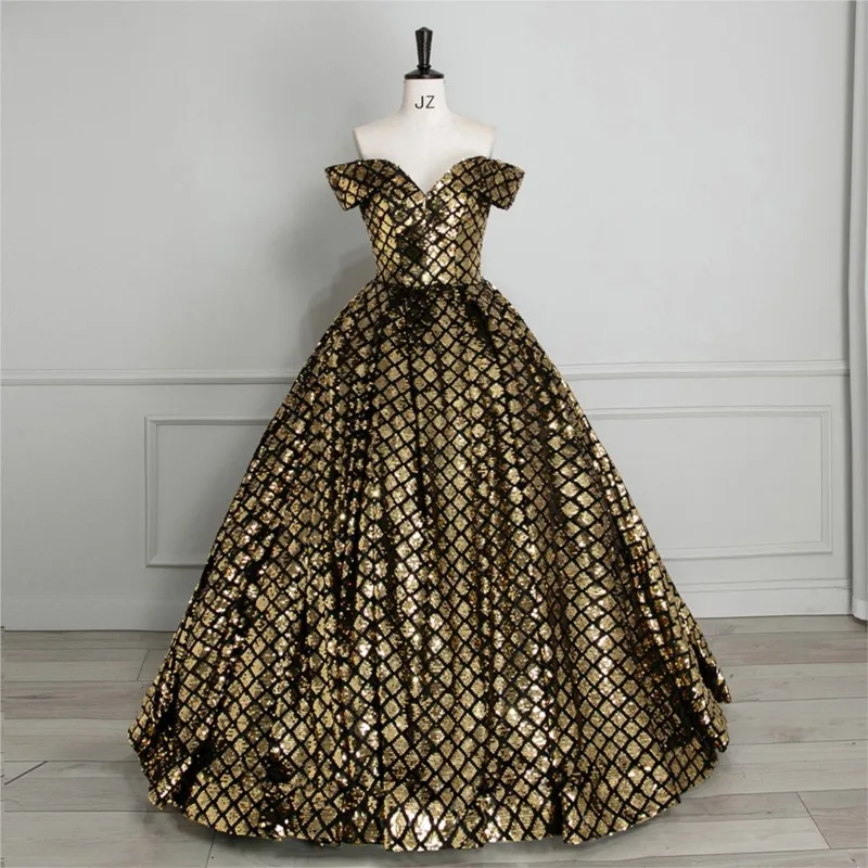 A one-shoulder golden sequined floor-length ball puffy skirt for the art examination
A one-shoulder golden sequined floor-length ball puffy skirt for the art examination