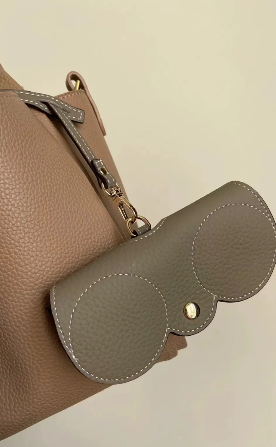 Portable leather glasses sunglasses storage case Sunglasses clip protective case carrying case
Portable leather glasses sunglasses storage case Sunglasses clip protective case carrying case