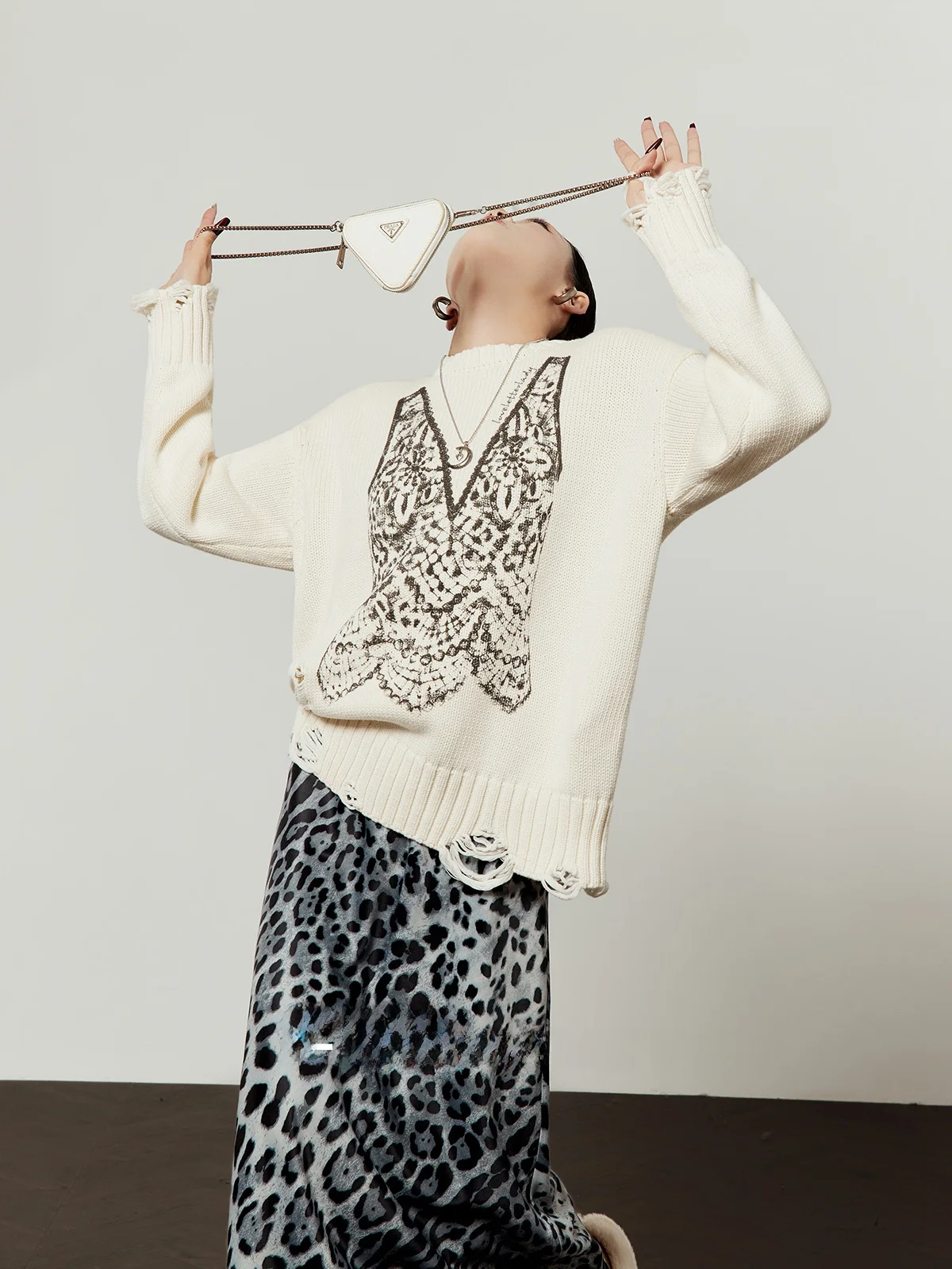 Свободный женский вязаный свитер белого цвета с круглым вырезом, пуловер с цветочным узором, антивозрастной топ, повседневный, удобный, весенний, модный
Свободный женский вязаный свитер белого цвета с круглым вырезом, пуловер с цветочным узором, антивозрастной топ, повседневный, удобный, весенний, модный