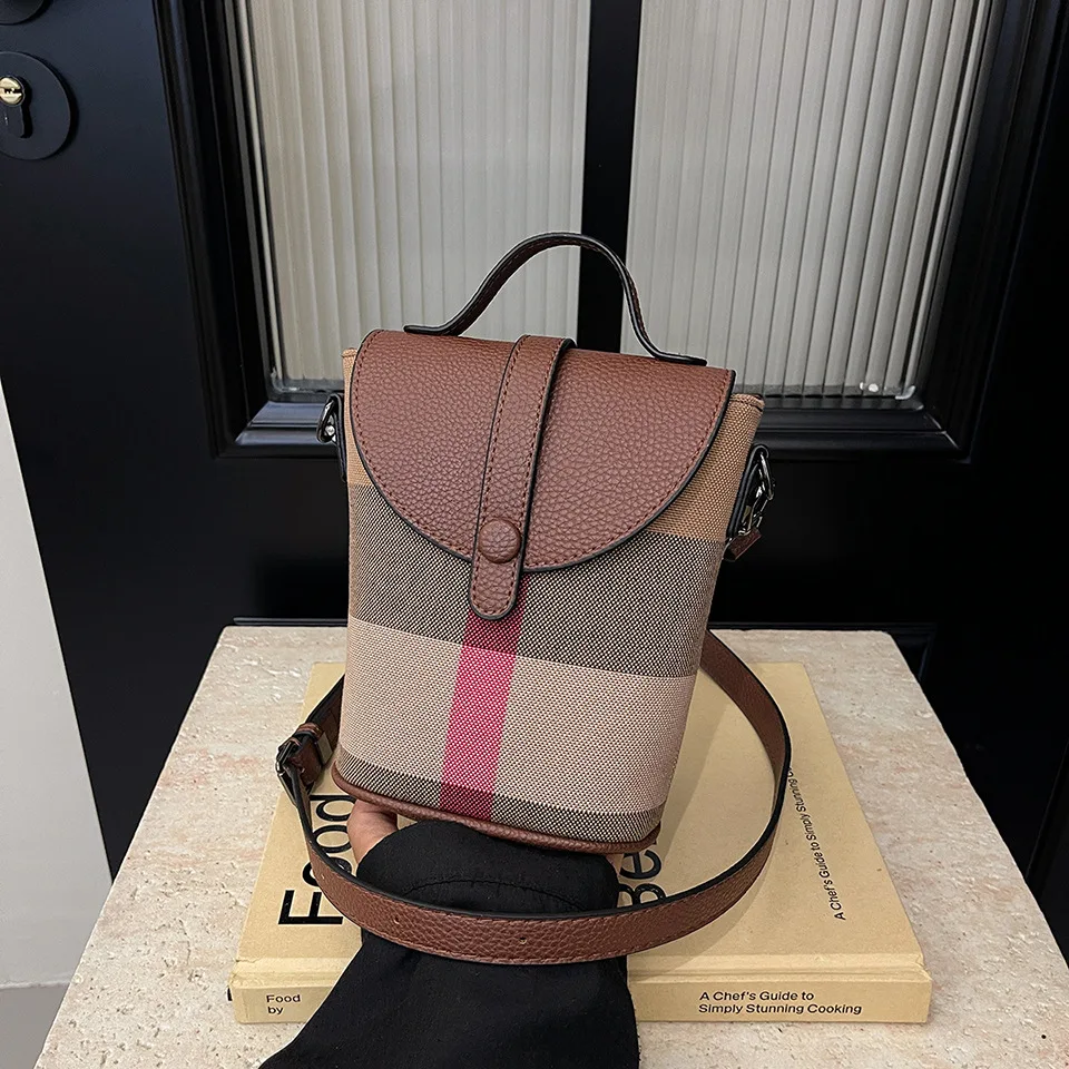 2025 Новая дизайнерская женская легкая роскошная кожаная сумка для мобильного телефона — контрастного цвета в стиле ретро, универсальный стиль через плечо и через плечо
2025 Новая дизайнерская женская легкая роскошная кожаная сумка для мобильного телефона — контрастного цвета в стиле ретро, универсальный стиль через плечо и через плечо