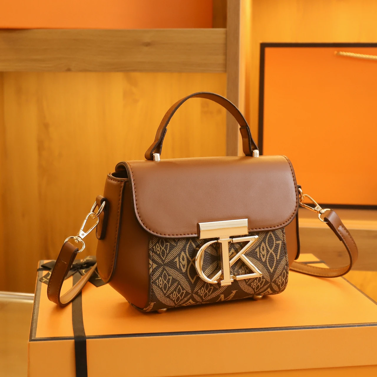 High Quality Genuine Leather Tote Bag for Women - Fashionable Crossbody Option Popular Classic Elegant
High Quality Genuine Leather Tote Bag for Women - Fashionable Crossbody Option Popular Classic Elegant