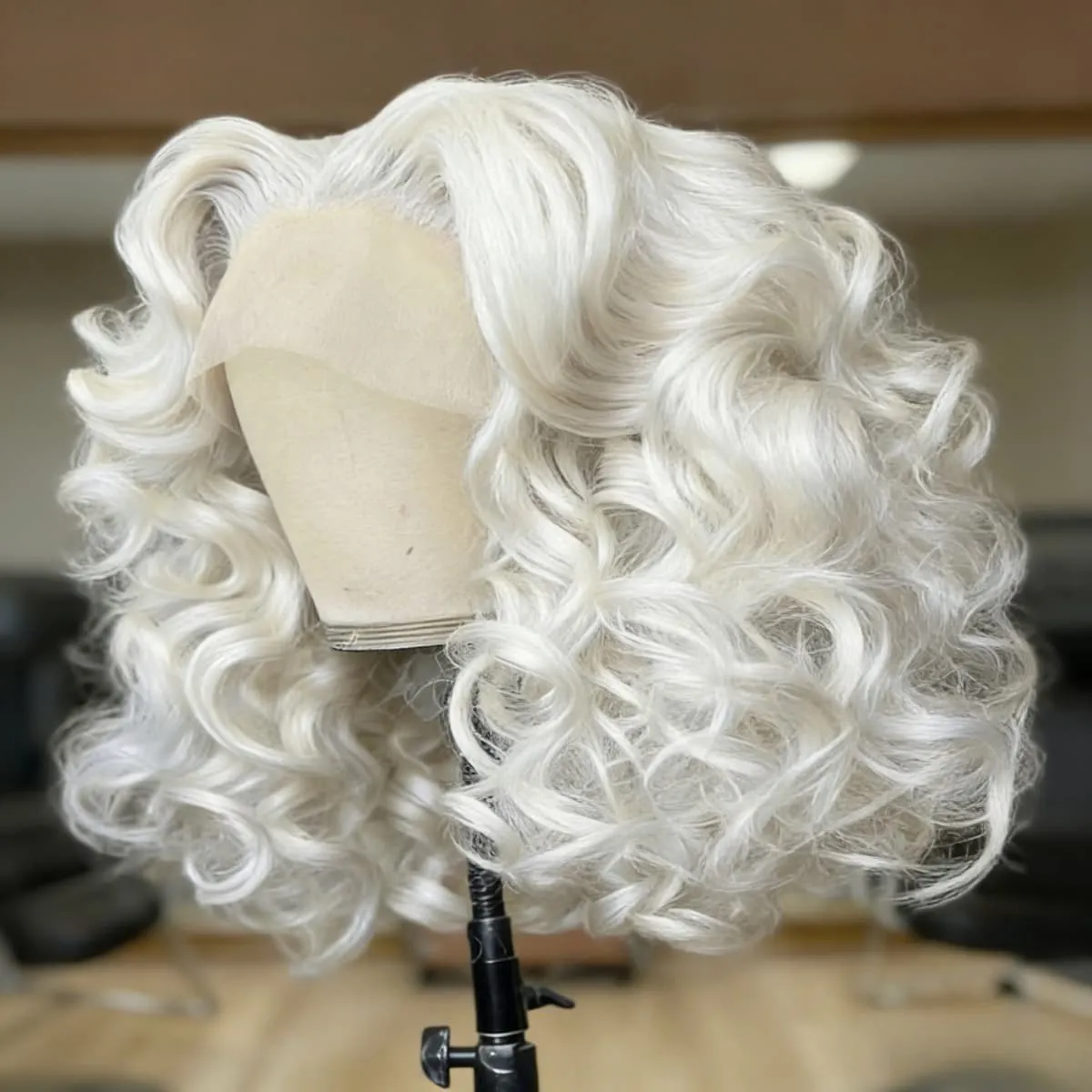 Белый синтетический парик с волнистыми прядями и кружевной передней частью 13x4 HD из термостойкого волокна для музыкальных фестивалей, танцевальных вечеринок, уличной моды и повседневного использования
Белый синтетический парик с волнистыми прядями и кружевной передней частью 13x4 HD из термостойкого волокна для музыкальных фестивалей, танцевальных вечеринок, уличной моды и повседневного использования