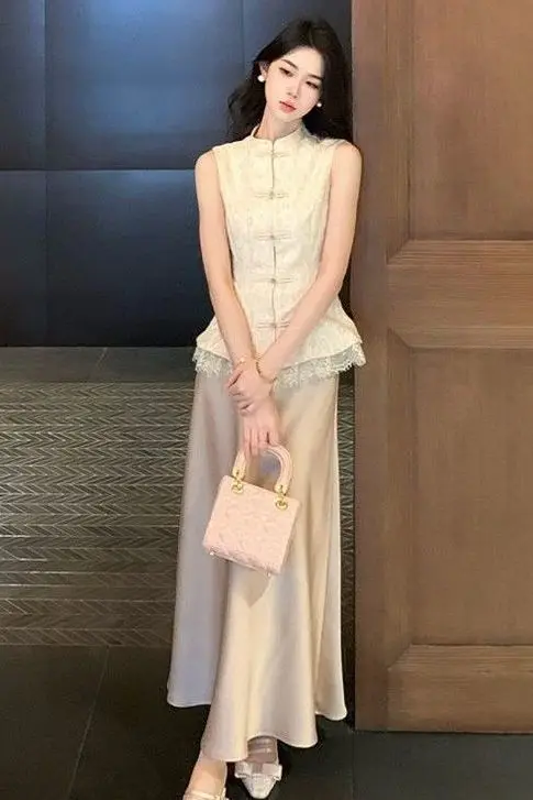 Neo Chinese Camisole Set 2025 Cheongsam Inspired Top Satin Maxi Oriental Lace Vest Separate Luxe
Neo Chinese Camisole Set 2025 Cheongsam Inspired Top Satin Maxi Oriental Lace Vest Separate Luxe