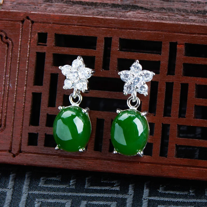 Hetian and jade with-shaped cabochons, full green color, women's stud earrings, fashionable 925 silver i
Hetian and jade with-shaped cabochons, full green color, women's stud earrings, fashionable 925 silver i