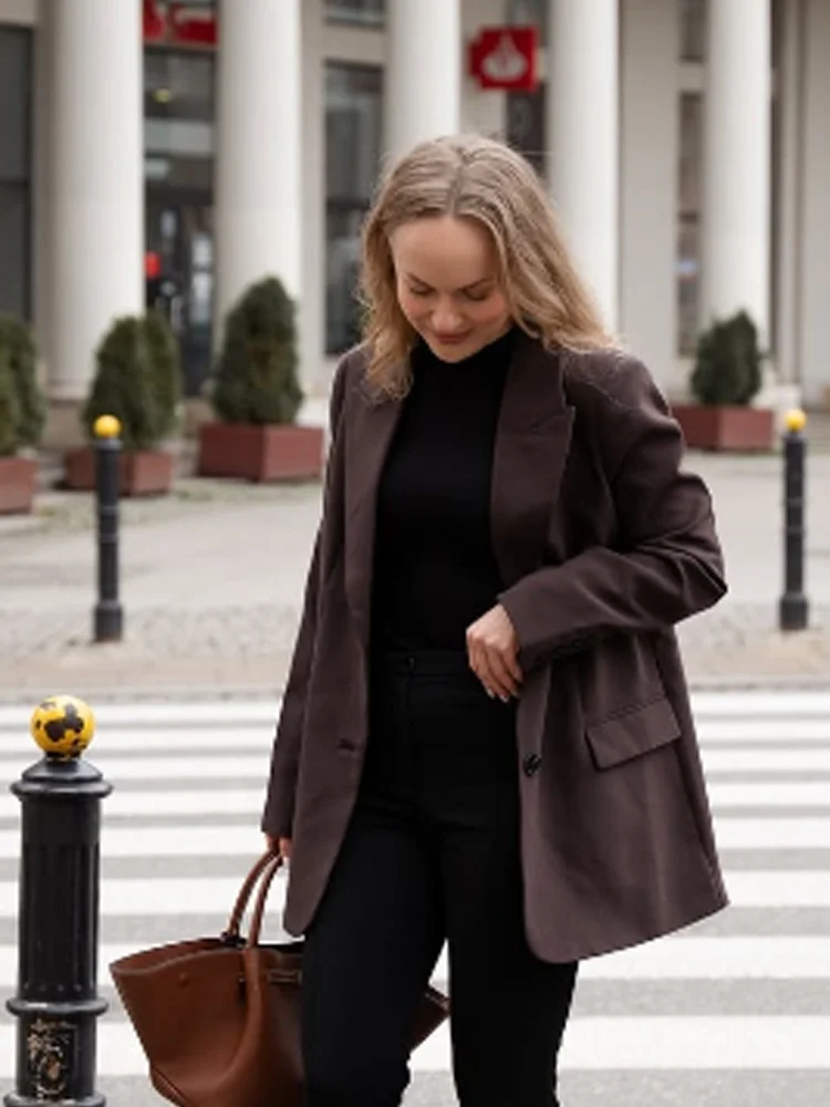 Women Tailored Brown Lapel Blazer Jacket Elegant Long-sleeved Single Breasted Loose Coats 2026 Spring Lady Commute Office Wear
Women Tailored Brown Lapel Blazer Jacket Elegant Long-sleeved Single Breasted Loose Coats 2026 Spring Lady Commute Office Wear