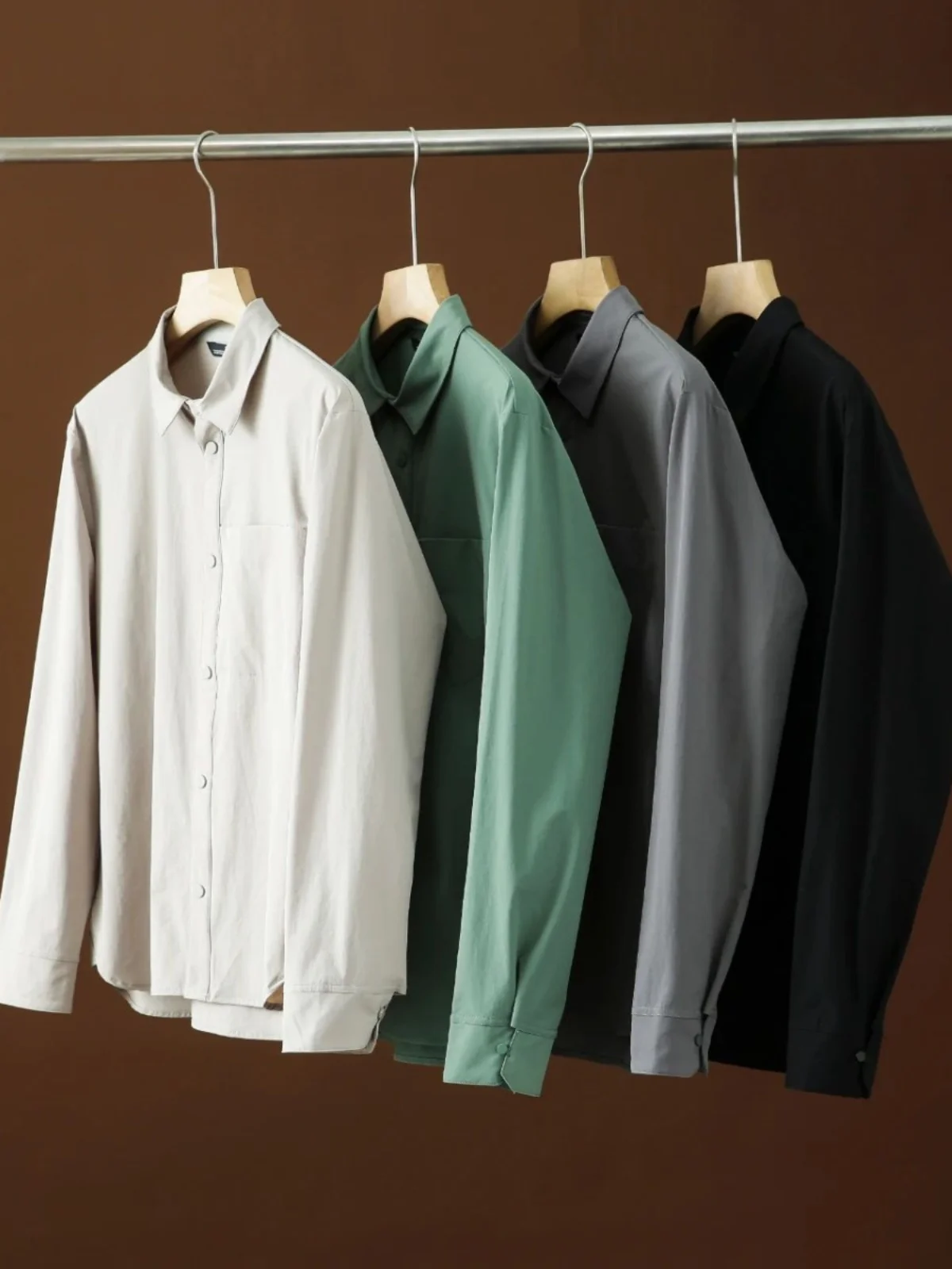 Мужская деловая повседневная длинная све irt Qui Dry, дышащая, эластичная, осенняя одежда с четырьмя способами, воротник-стойка, чистый цвет
Мужская деловая повседневная длинная све irt Qui Dry, дышащая, эластичная, осенняя одежда с четырьмя способами, воротник-стойка, чистый цвет