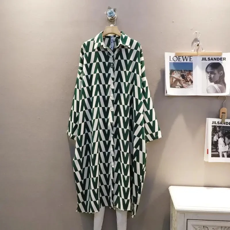 Lapel Fashion Colorblock Pattern Mid-Length Shirt 2022 Spring New Retro Design Sense Simple Versatile Single-breasted Long Skirt
Lapel Fashion Colorblock Pattern Mid-Length Shirt 2022 Spring New Retro Design Sense Simple Versatile Single-breasted Long Skirt