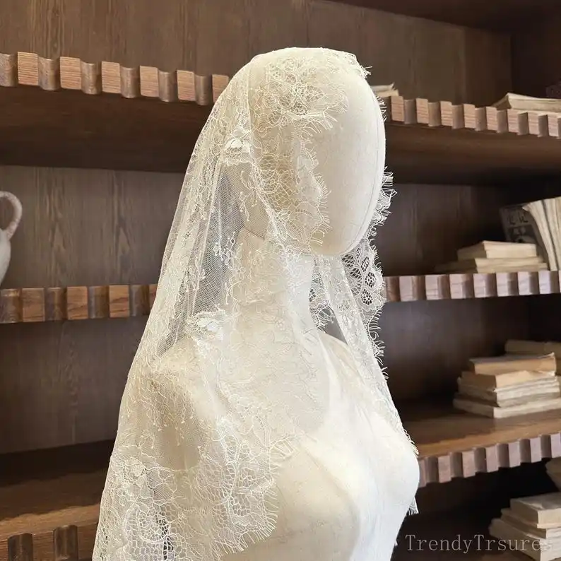 Delicate Chantilly Lace Mantilla Veil Soft Lace Tulle Bridal Veil French Romantic Wedding Veil Vintage Handmade Custom Length
Delicate Chantilly Lace Mantilla Veil Soft Lace Tulle Bridal Veil French Romantic Wedding Veil Vintage Handmade Custom Length