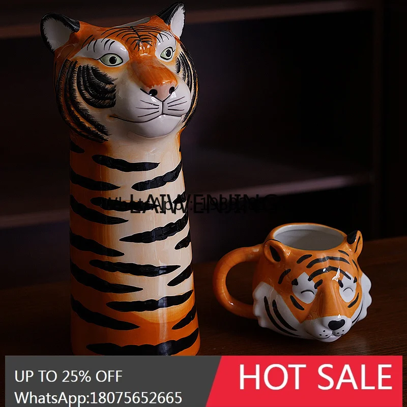 B1 animal modeling hand-painted creative ceramic vase three-dimensional creative cup art
B1 animal modeling hand-painted creative ceramic vase three-dimensional creative cup art