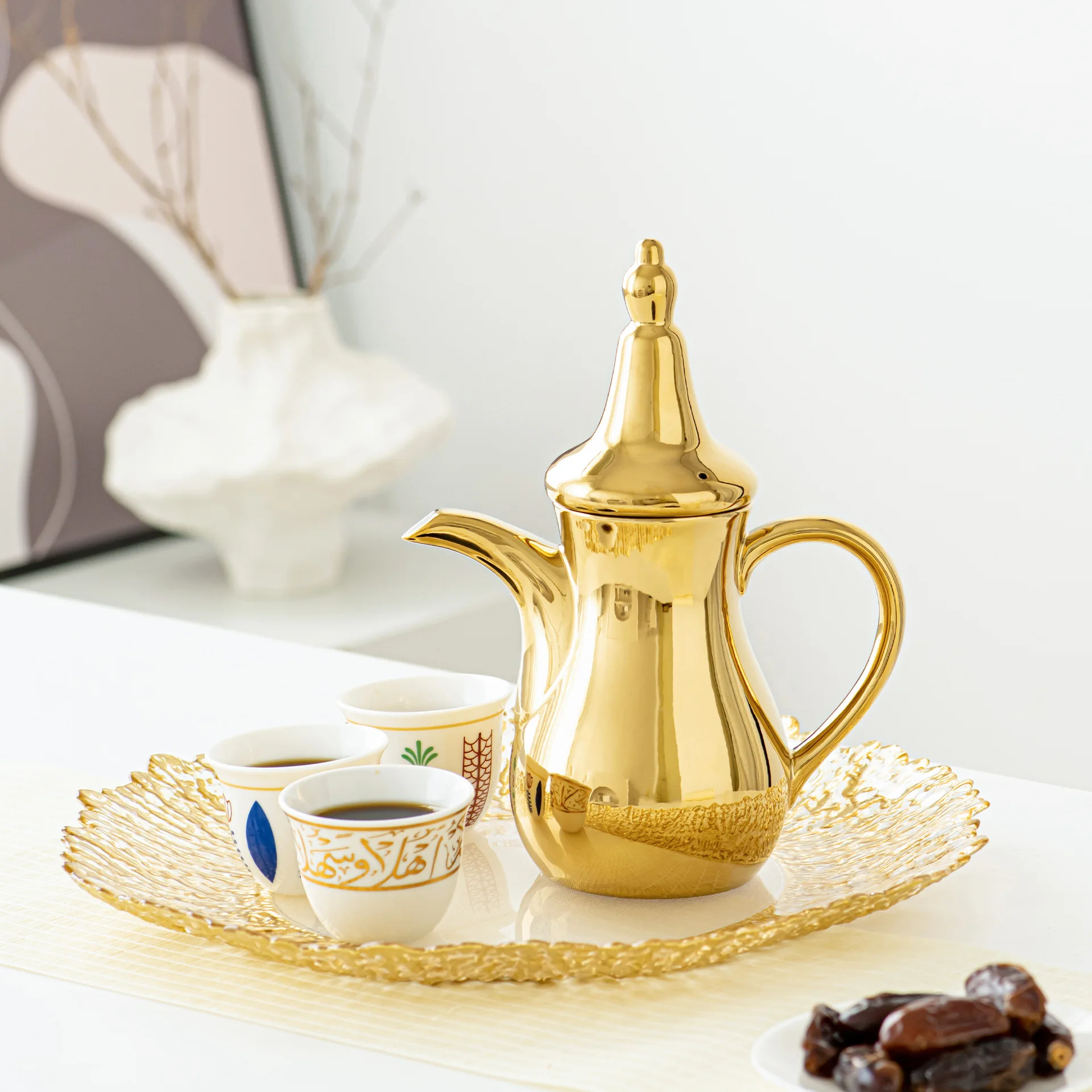 Хит продаж на Ближнем Востоке: роскошный набор для кофе из арабской керамики с гальваническим покрытием, включающий кофейник и чайник.
Хит продаж на Ближнем Востоке: роскошный набор для кофе из арабской керамики с гальваническим покрытием, включающий кофейник и чайник.