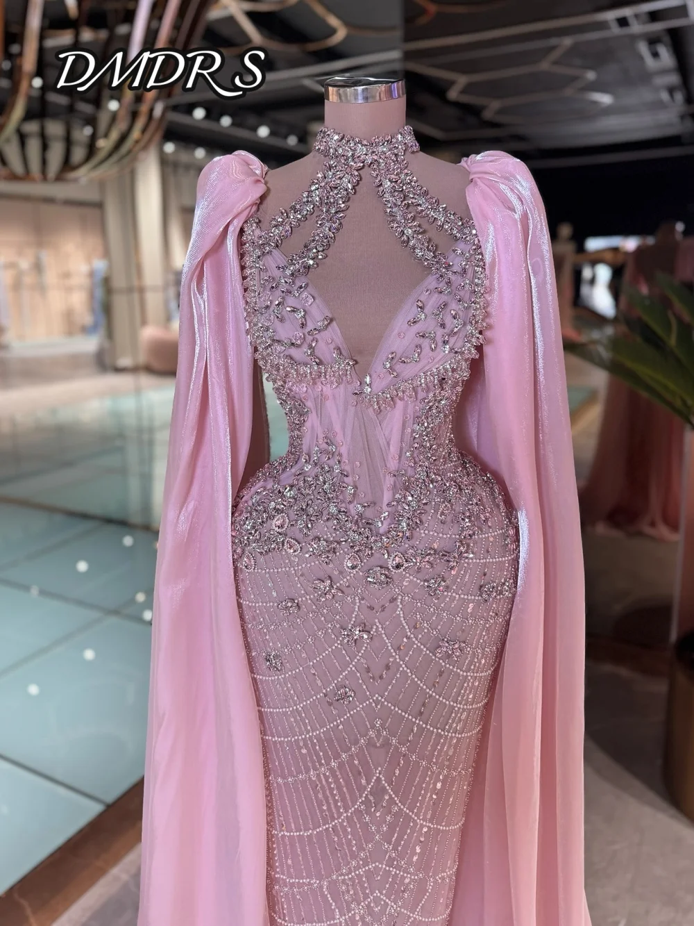 Fashionable Cape Evening Dress 2025 Classic Crystal Beaded Party Gown Elegant A-line Floor Length Party Dresses فساتين سهرة
Fashionable Cape Evening Dress 2025 Classic Crystal Beaded Party Gown Elegant A-line Floor Length Party Dresses فساتين سهرة