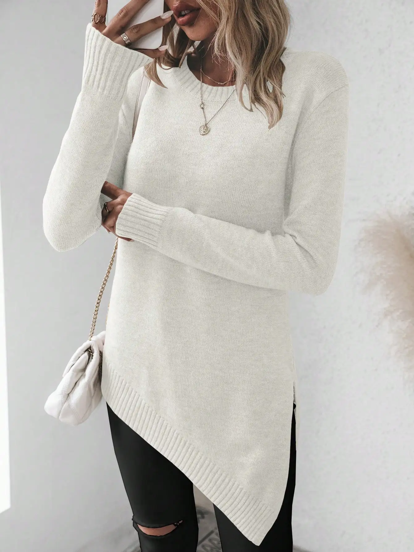 Женский однотонный вязаный свитер с круглым вырезом, длинными рукавами и асимметричным подолом для осени и зимы
Женский однотонный вязаный свитер с круглым вырезом, длинными рукавами и асимметричным подолом для осени и зимы