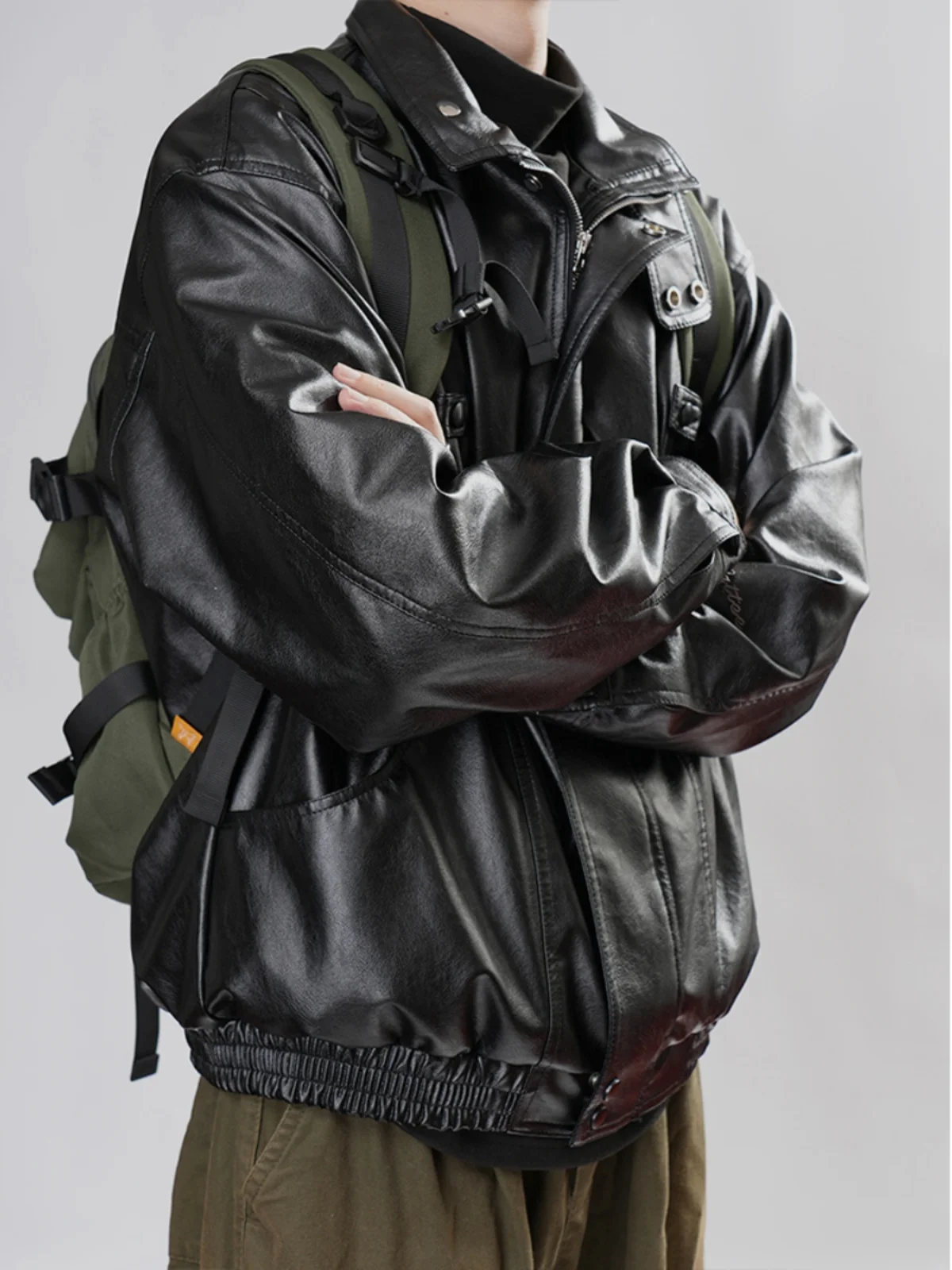 Ретро-куртка в американском стиле из искусственной кожи для мужчин и женщин, свободного кроя, с воротником-стойкой, весенне-осеннее модное повседневное пальто
Ретро-куртка в американском стиле из искусственной кожи для мужчин и женщин, свободного кроя, с воротником-стойкой, весенне-осеннее модное повседневное пальто