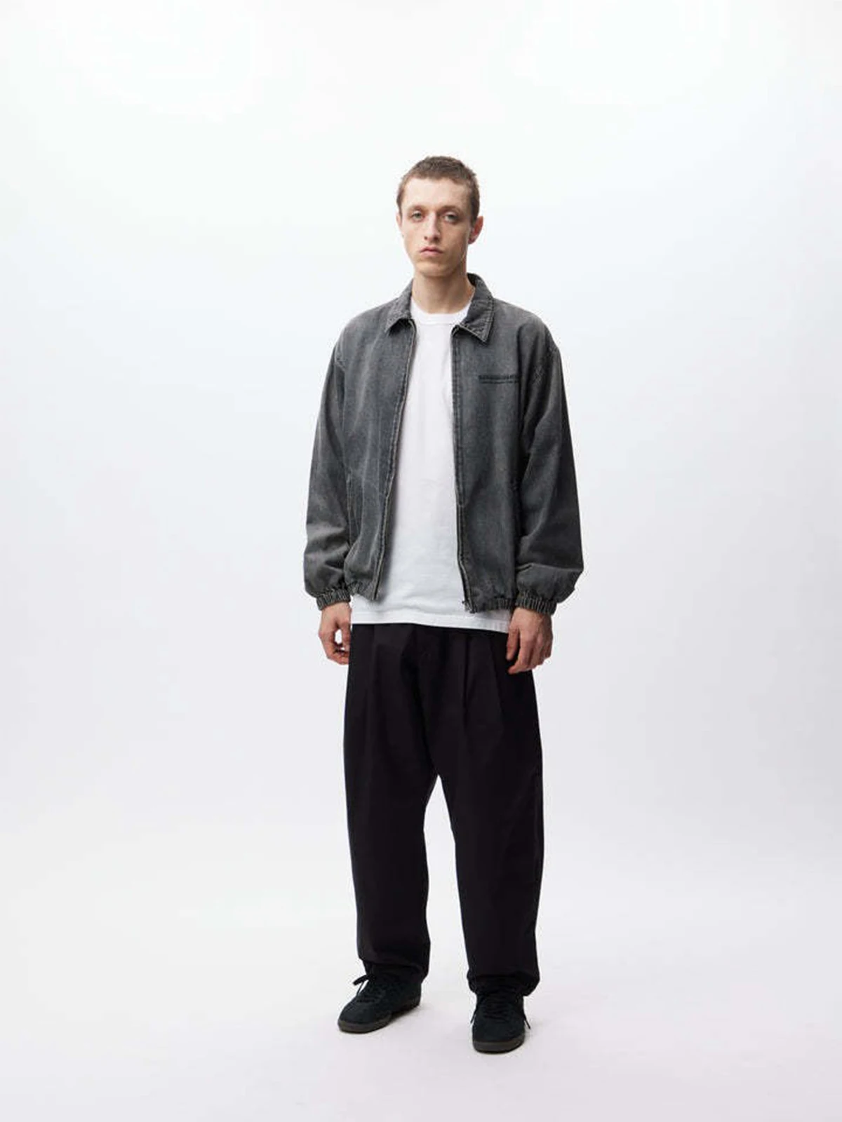 Мужские повседневные брюки свободного кроя с двойными складками, широкими штанинами и принтом, в уличном стиле, для создания молодежного образа
Мужские повседневные брюки свободного кроя с двойными складками, широкими штанинами и принтом, в уличном стиле, для создания молодежного образа