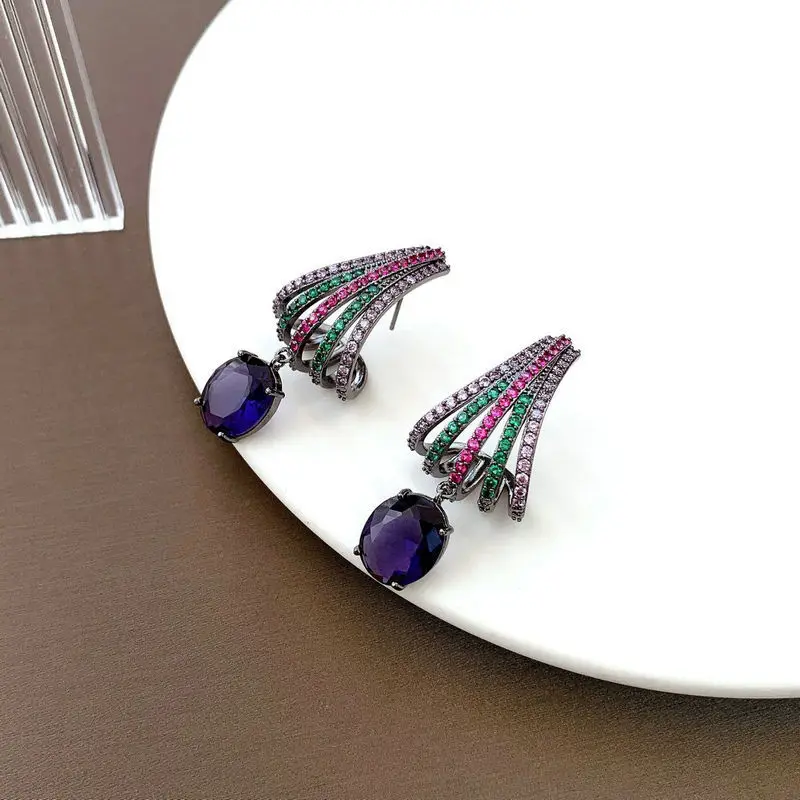 Korean version of new popular jewelry copper inlaid colorful zircon U-shaped earrings electroplated platinum ear jewelry
Korean version of new popular jewelry copper inlaid colorful zircon U-shaped earrings electroplated platinum ear jewelry