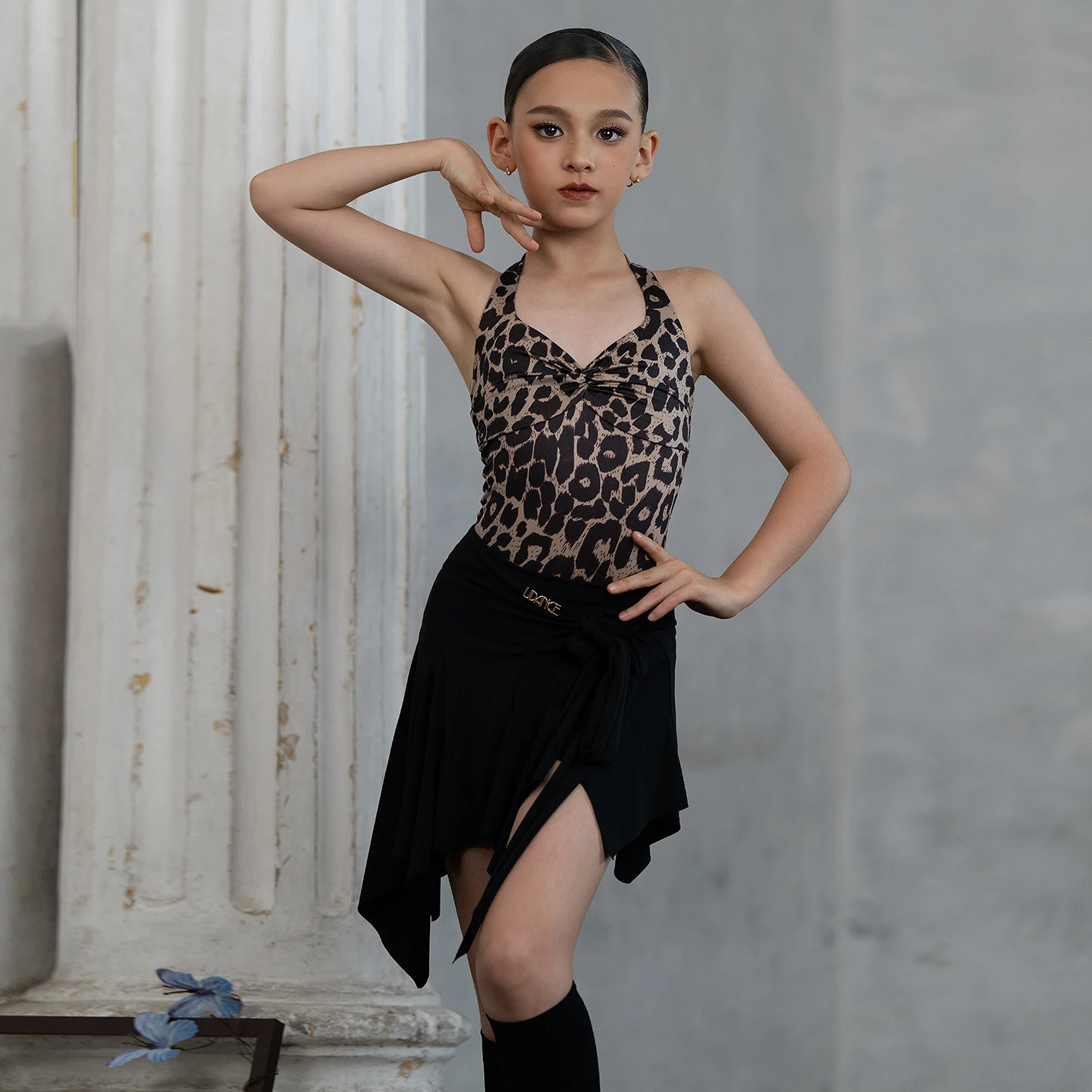 2026 Latin Dance Dress Girls Hanging Neck Top Irregular Skirt Split Suit Latin Dance Competition Dress Chacha Dancewear DW11703
2026 Latin Dance Dress Girls Hanging Neck Top Irregular Skirt Split Suit Latin Dance Competition Dress Chacha Dancewear DW11703