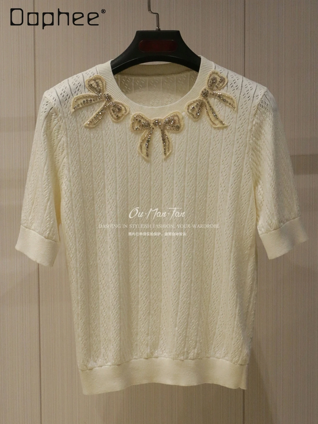 French Temperament Heavy Industry Embroidery Bow Diamond Round Neck Pullover Knitted Short-sleeved Top Commuter Style T-shirt
French Temperament Heavy Industry Embroidery Bow Diamond Round Neck Pullover Knitted Short-sleeved Top Commuter Style T-shirt