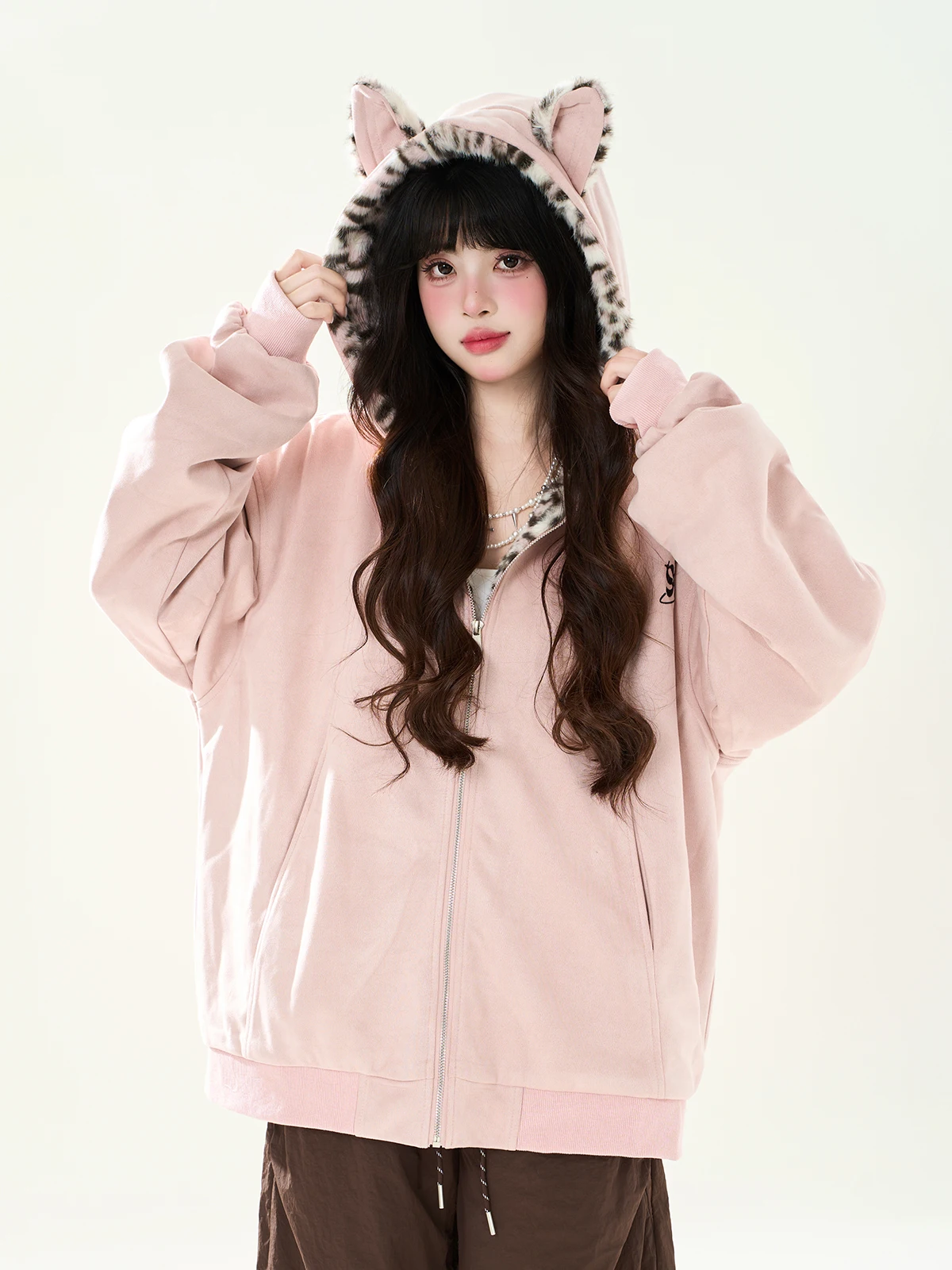 Розовая плюшевая куртка с леопардовым принтом и капюшоном, женская осенне-зимняя свободная повседневная хлопковая куртка в стиле Sweet and Spicy Design Sense
Розовая плюшевая куртка с леопардовым принтом и капюшоном, женская осенне-зимняя свободная повседневная хлопковая куртка в стиле Sweet and Spicy Design Sense