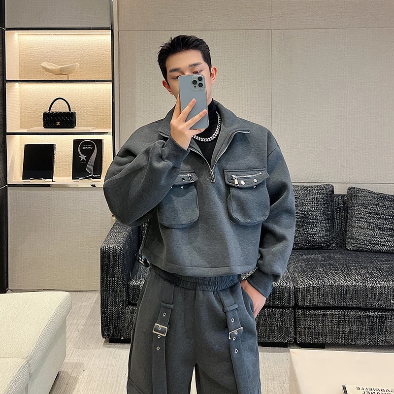 Мужской комплект на осень-зиму: худи с воротником-стойкой на молнии и широкие брюки с воздушной прослойкой, двухсекционный костюм в корейском стиле с декоративными элементами
Мужской комплект на осень-зиму: худи с воротником-стойкой на молнии и широкие брюки с воздушной прослойкой, двухсекционный костюм в корейском стиле с декоративными элементами