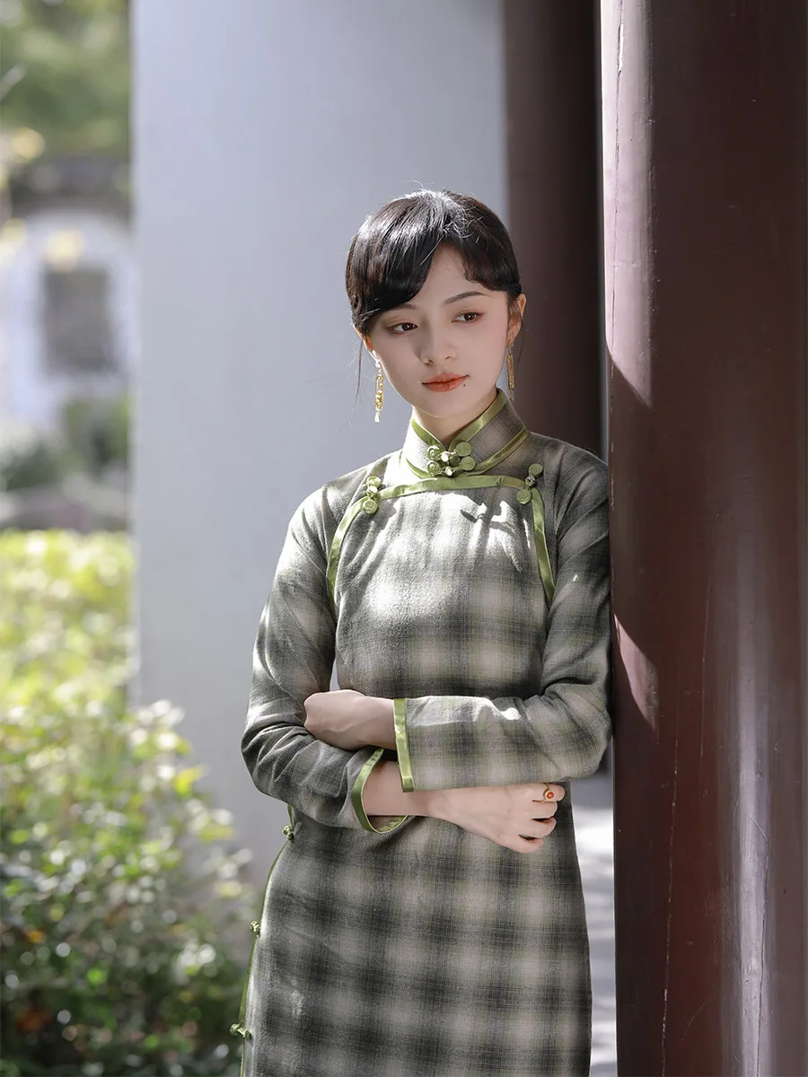 Осенне-зимний винтажный халат с длинными рукавами, в клетку, на пуговицах, из хлопка, с низким разрезом и высоким воротником, для повседневной носки
Осенне-зимний винтажный халат с длинными рукавами, в клетку, на пуговицах, из хлопка, с низким разрезом и высоким воротником, для повседневной носки