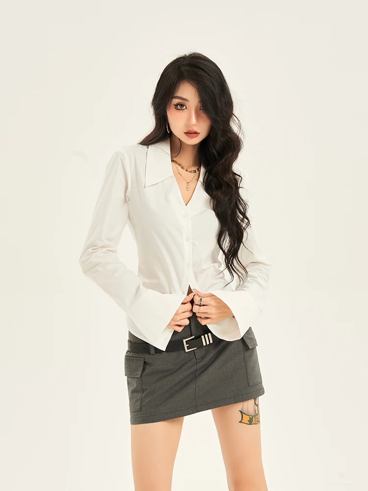 Women Sexy Solid Color Slim Shirt Turn-down Collar Flare Sleeve Chic Design Vintage V-neck Top Female Blouses Autumn New
Women Sexy Solid Color Slim Shirt Turn-down Collar Flare Sleeve Chic Design Vintage V-neck Top Female Blouses Autumn New