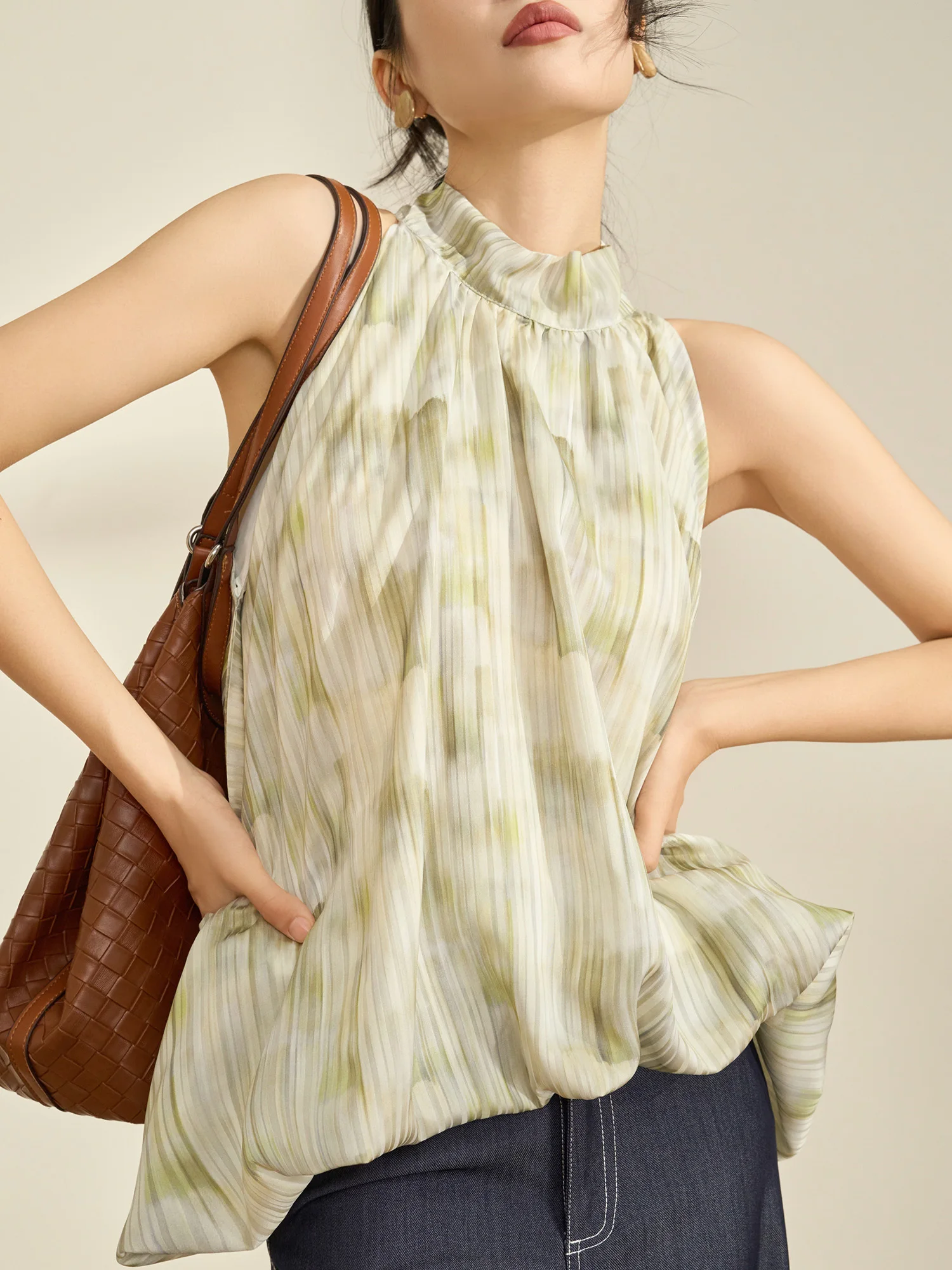 Flowing Era Summer Elegant Sleeveless Bloom Gradient Dyeing Hanging Neck Shirt Women's Design Sensation Small Audience
Flowing Era Summer Elegant Sleeveless Bloom Gradient Dyeing Hanging Neck Shirt Women's Design Sensation Small Audience