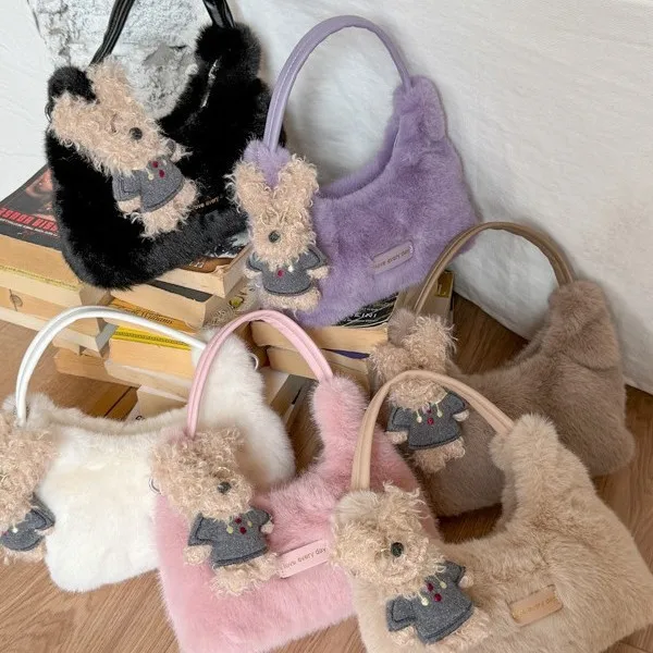 Роскошная женская винтажная плюшевая сумка-хобо 2025, стеганая сумка через плечо из искусственного меха, многофункциональная повседневная сумка для выходных и путешествий
Роскошная женская винтажная плюшевая сумка-хобо 2025, стеганая сумка через плечо из искусственного меха, многофункциональная повседневная сумка для выходных и путешествий 