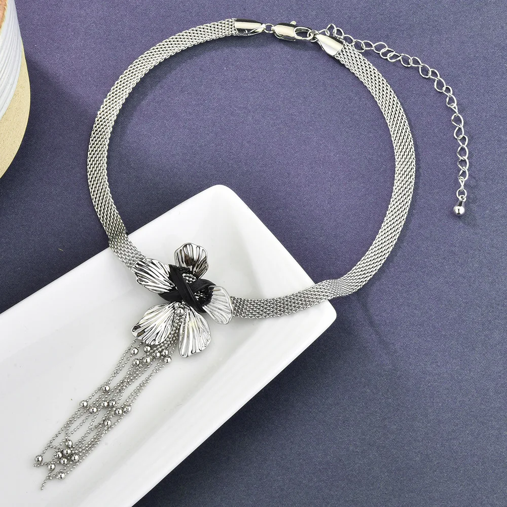 The light luxury and pure desire style necklaces, collarbone chains, and tassel necklaces are designed for women
The light luxury and pure desire style necklaces, collarbone chains, and tassel necklaces are designed for women