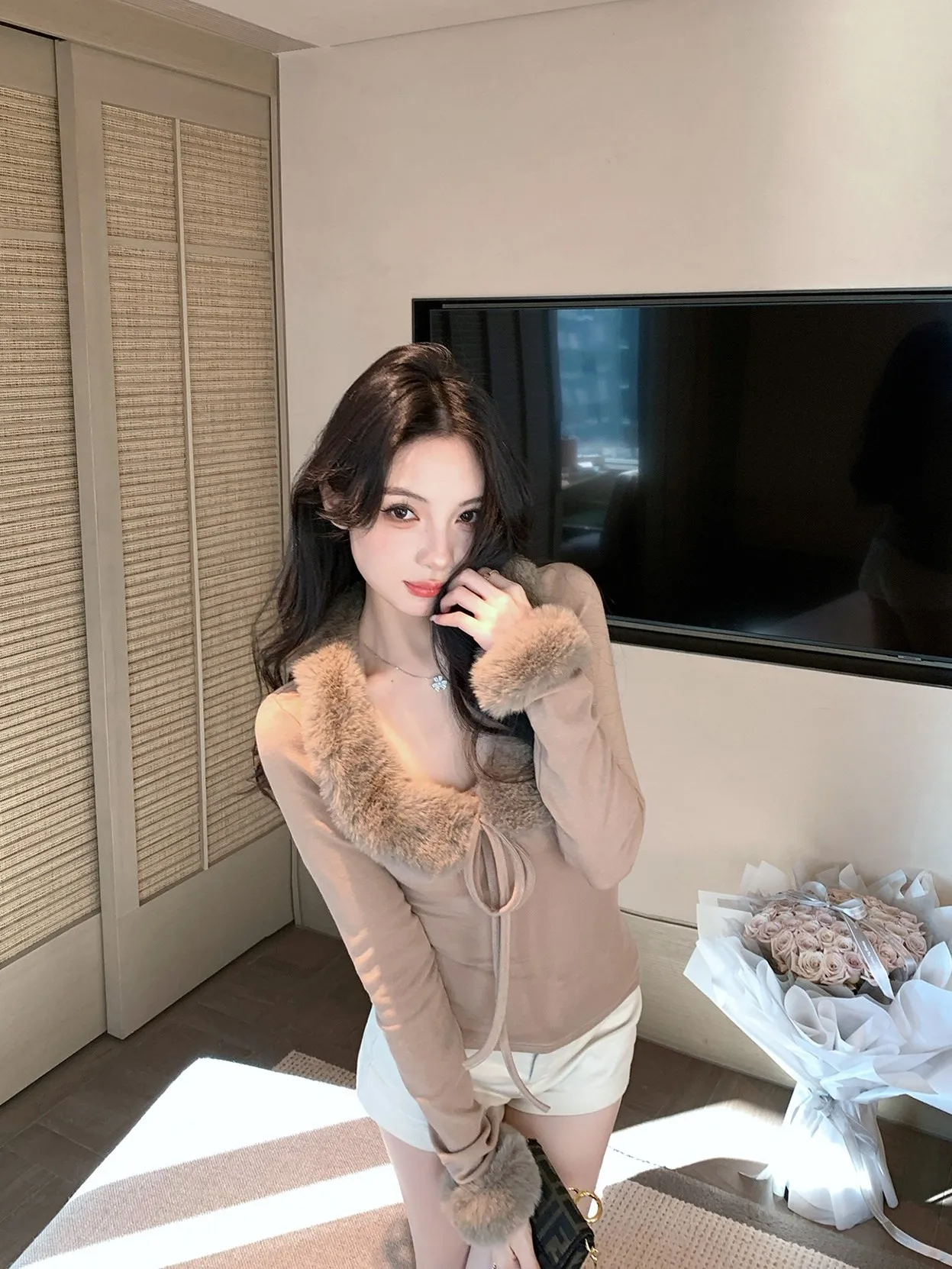 Экологичная женская базовая футболка цвета хаки с длинным рукавом, U-образным вырезом, на флисовой подкладке, для ношения под одеждой, новая зимняя модная модель
Экологичная женская базовая футболка цвета хаки с длинным рукавом, U-образным вырезом, на флисовой подкладке, для ношения под одеждой, новая зимняя модная модель