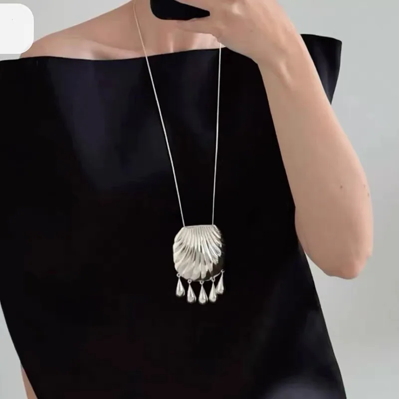 European American Exaggerated Big Shell Line Tassel Water Drop Pendant Necklace Niche Luxury Versatile Jewelry for Women
European American Exaggerated Big Shell Line Tassel Water Drop Pendant Necklace Niche Luxury Versatile Jewelry for Women