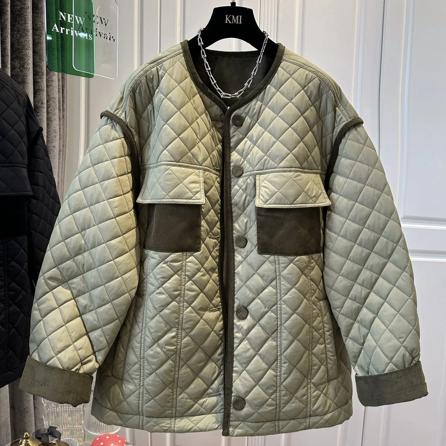2025 Autumn/Winter New Women's Down Cotton Jacket Loose Round Neck Splicing Color Contrasting Light Velvet Core Jacket
2025 Autumn/Winter New Women's Down Cotton Jacket Loose Round Neck Splicing Color Contrasting Light Velvet Core Jacket