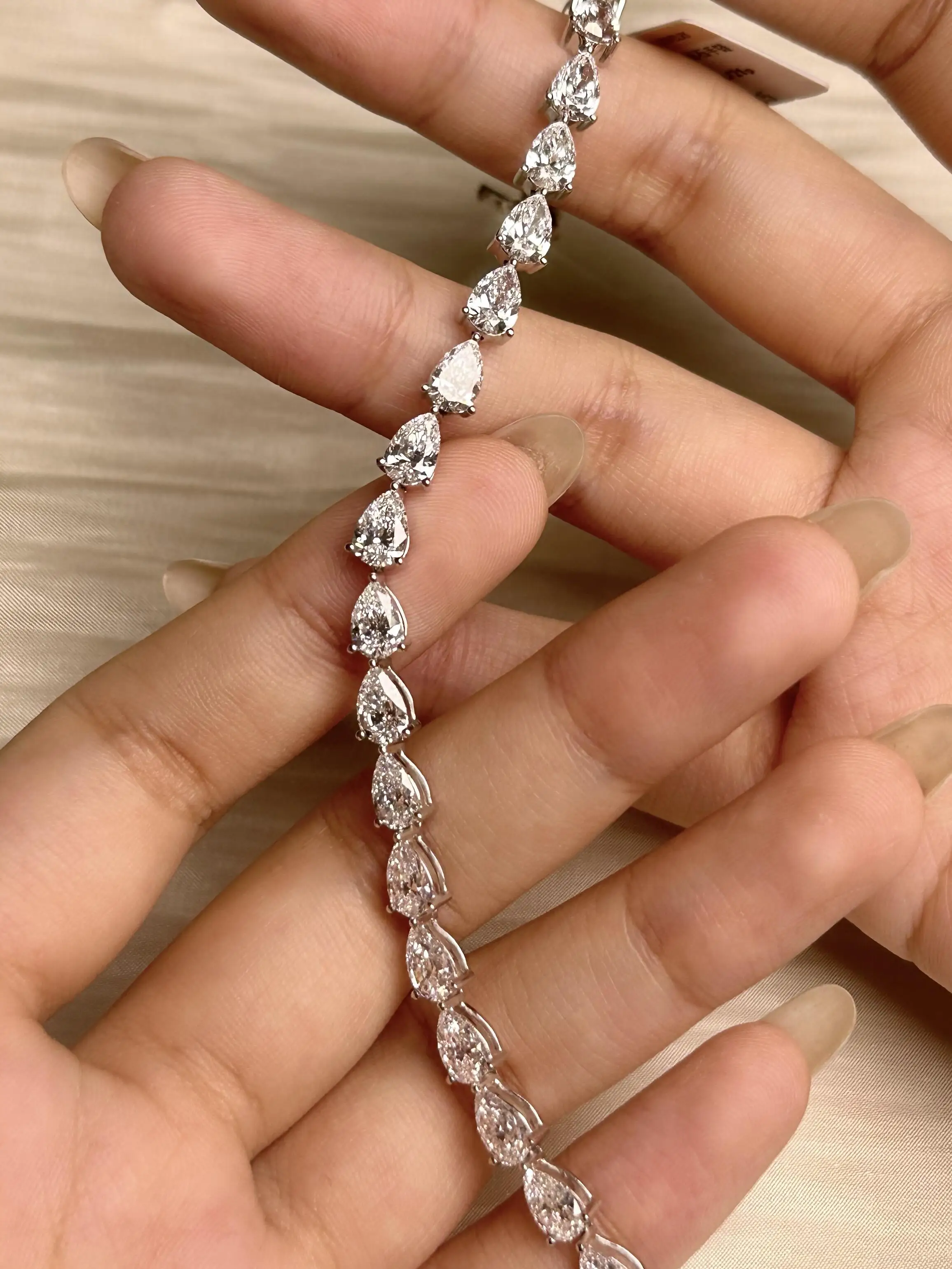 18K Gold Lab-Grown Diamond 0.2CT Full Diamond Teardrop-shaped Diamond Bracelet, Fashion Gift Custom Jewelry
18K Gold Lab-Grown Diamond 0.2CT Full Diamond Teardrop-shaped Diamond Bracelet, Fashion Gift Custom Jewelry