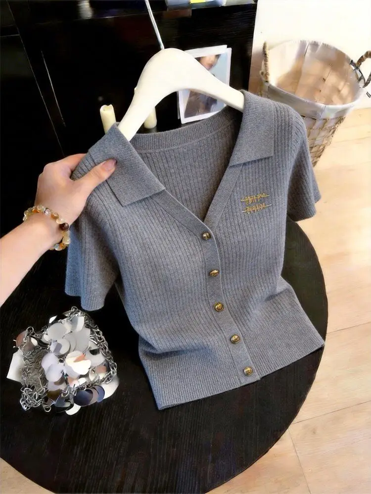 Slimming V-Neck Ice Silk Knitted Short Sleeve Top Grey Fashionable Simple Style for Women Commute Wear Regular Fit Knitted Top
Slimming V-Neck Ice Silk Knitted Short Sleeve Top Grey Fashionable Simple Style for Women Commute Wear Regular Fit Knitted Top
