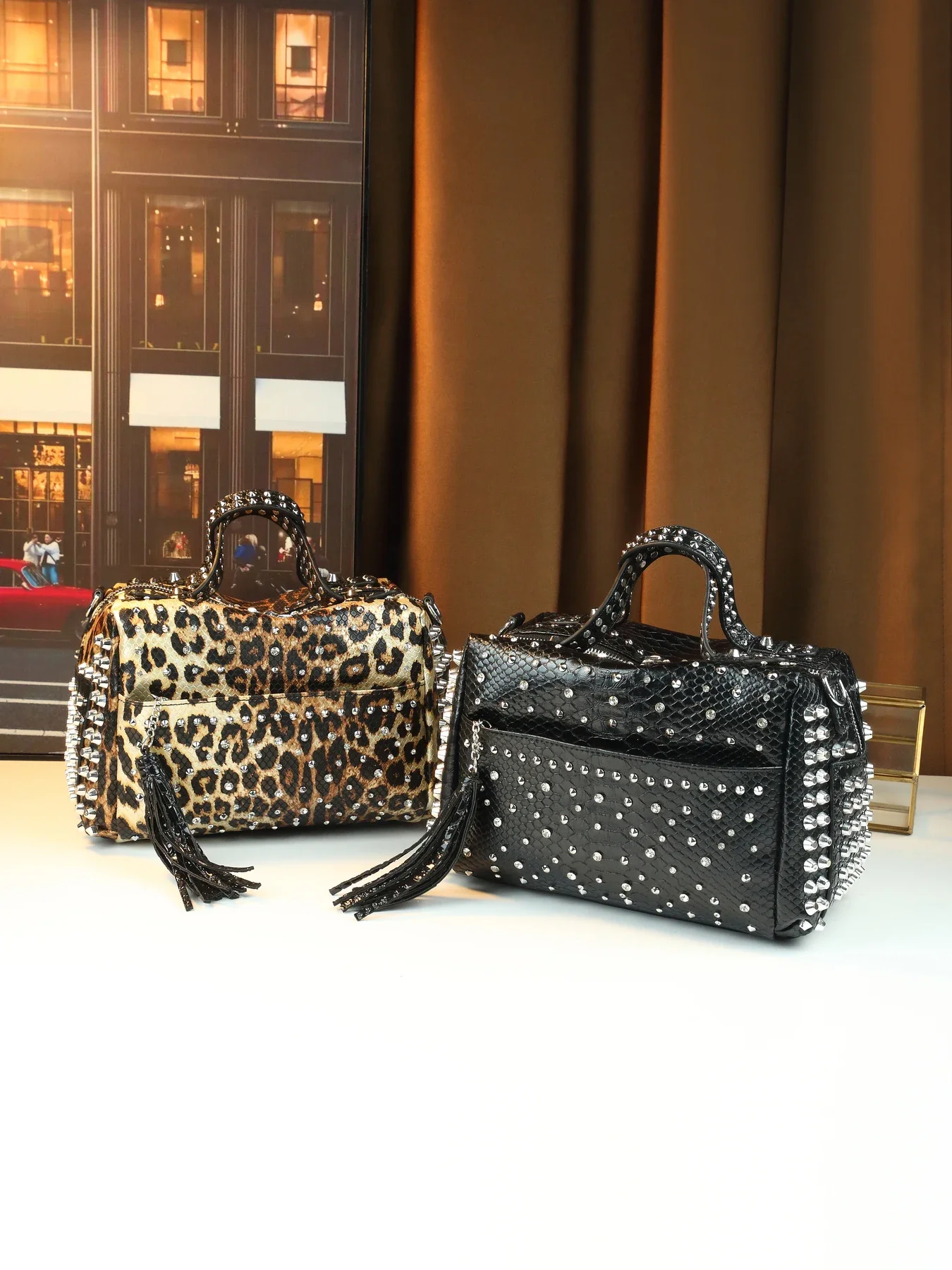 Fashion personalized rivet bag, European and American women's handbag, large capacity trendy and cool Spice Girl pillow bag
Fashion personalized rivet bag, European and American women's handbag, large capacity trendy and cool Spice Girl pillow bag
