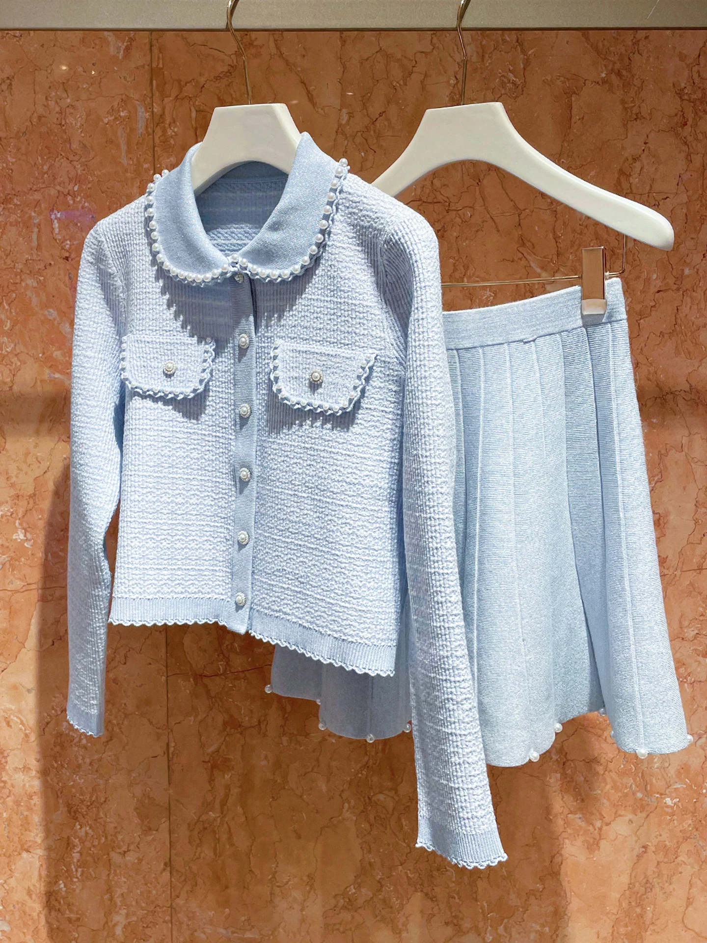 High-End Spring 2026 Women's Knitted Cardigan Coat Doll Collar Skirt Set Fashionable Commute Style Polyester Fiber Button Clo...
High-End Spring 2026 Women's Knitted Cardigan Coat Doll Collar Skirt Set Fashionable Commute Style Polyester Fiber Button Clo...