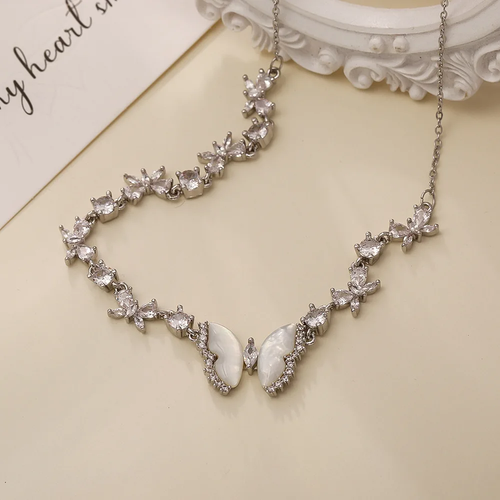 Fashionable and exquisite natural white mother-of-pearl butterfly clavicle chain high-end zircon temperament necklace
Fashionable and exquisite natural white mother-of-pearl butterfly clavicle chain high-end zircon temperament necklace