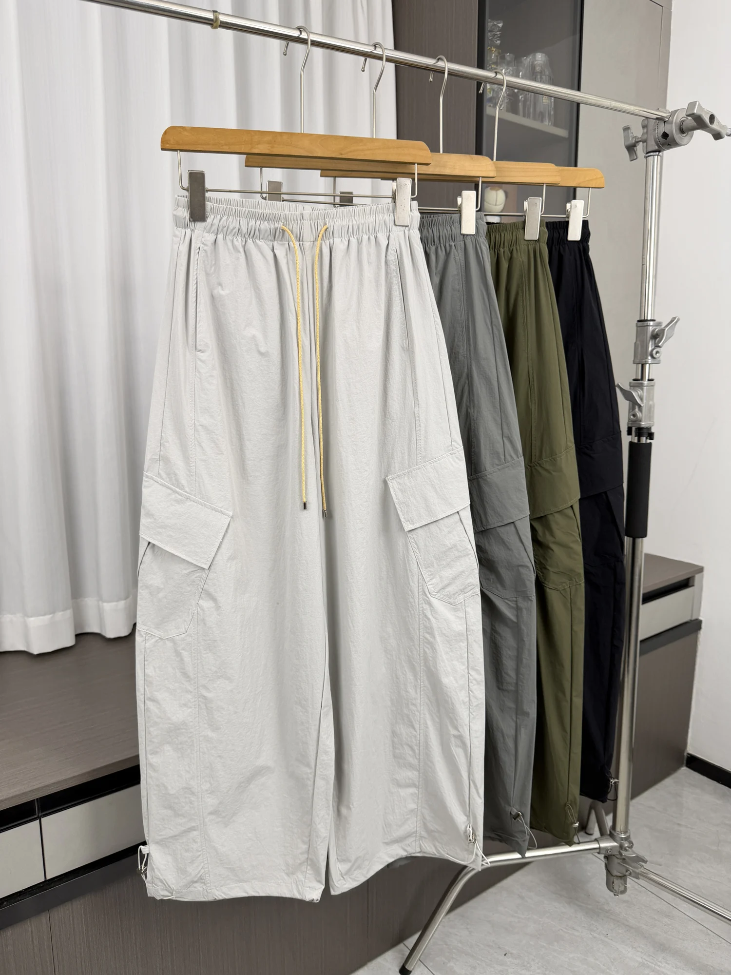 Loose Fit Men's Casual Pants Summer Quick Dry Double Pocket Drawstring Color Block Cuffed Comfortable Workwear Style
Loose Fit Men's Casual Pants Summer Quick Dry Double Pocket Drawstring Color Block Cuffed Comfortable Workwear Style