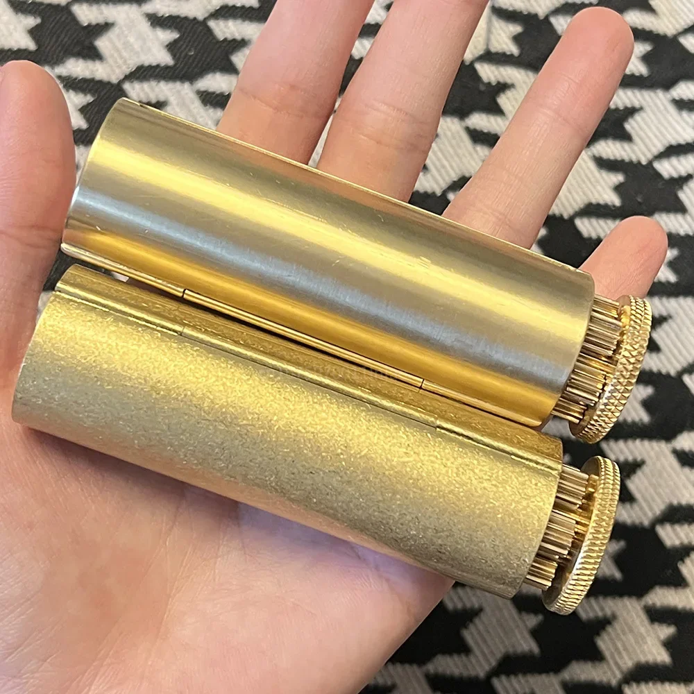 Круглая твердая машина для прокатки сигарет, античная латунь, материал, ручная механическая машина для прокатки табака, ретро ностальгический 70 мм, подарок
Круглая твердая машина для прокатки сигарет, античная латунь, материал, ручная механическая машина для прокатки табака, ретро ностальгический 70 мм, подарок