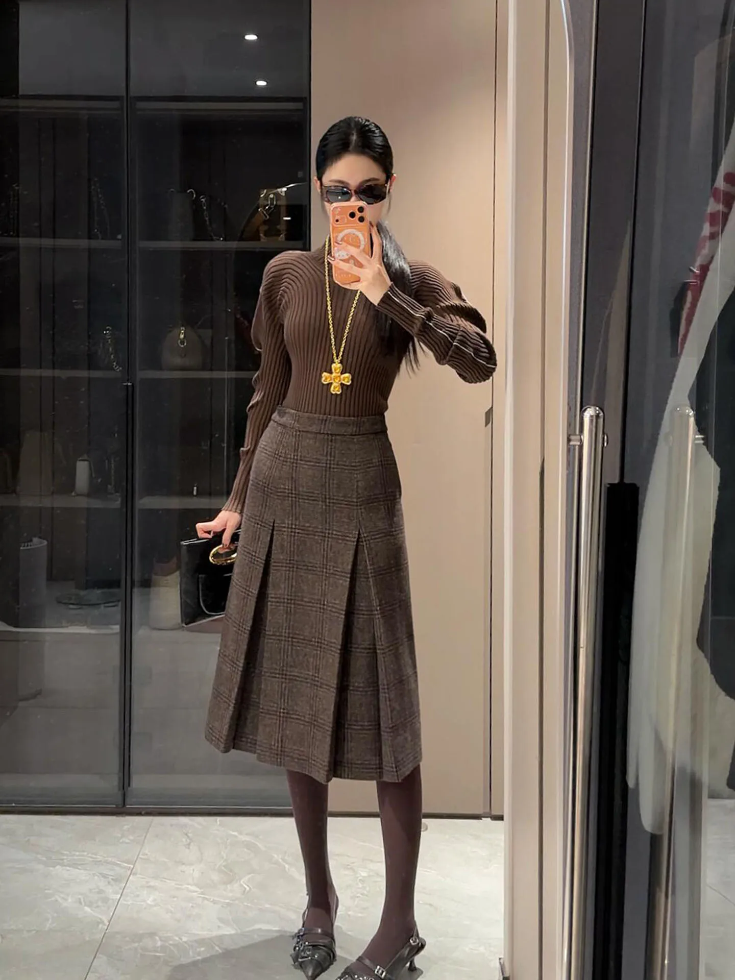 Винтажный женский комплект кофейного цвета на весну 2026: юбка миди с высокой талией и вязаный свитер в клетку с длинными рукавами
Винтажный женский комплект кофейного цвета на весну 2026: юбка миди с высокой талией и вязаный свитер в клетку с длинными рукавами