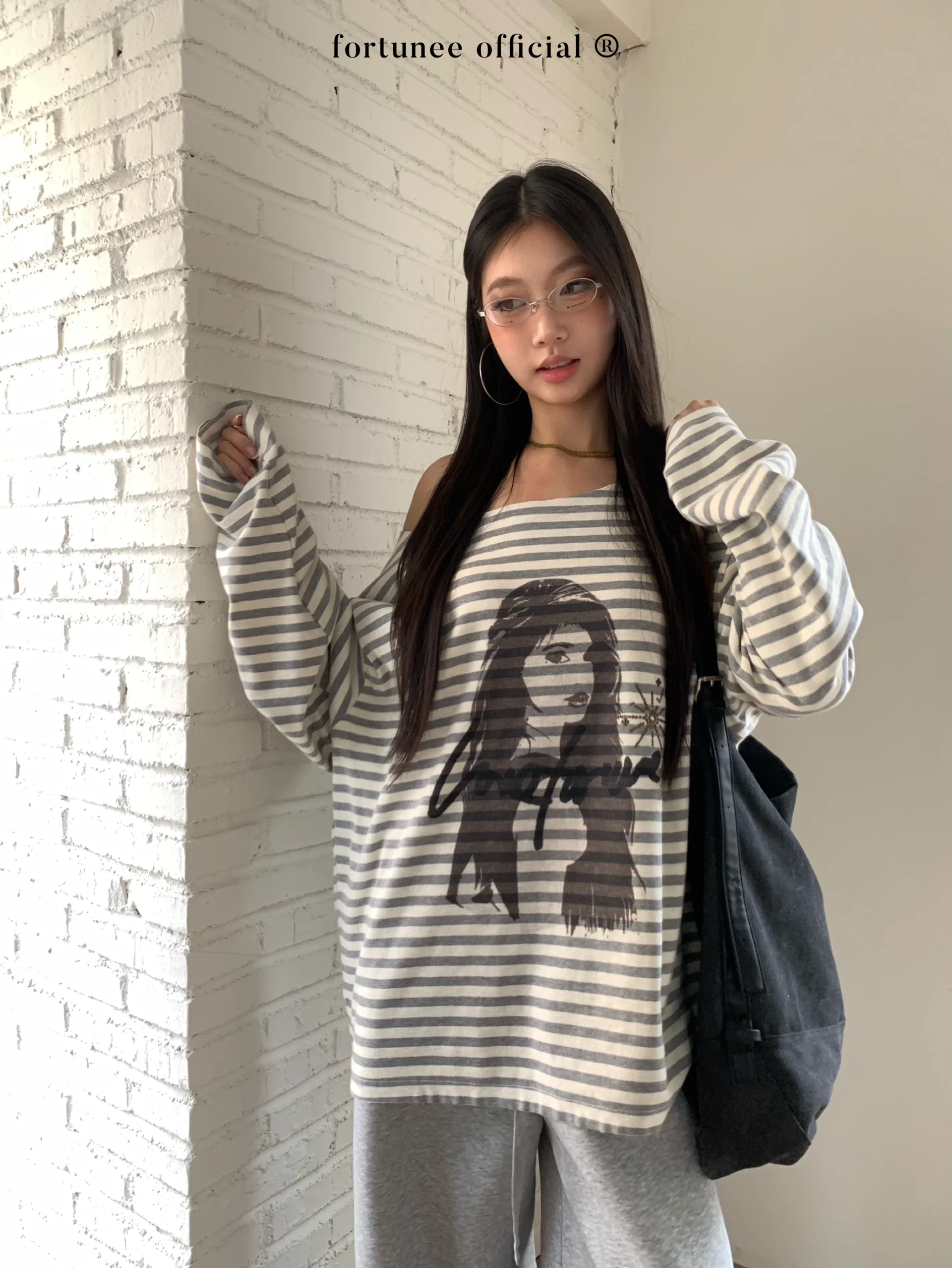 Fortunee Early Spring 2026 Women's Loose Fit Striped Long Sleeve T-Shirt with Print Design And Shoulder Baring Style
Fortunee Early Spring 2026 Women's Loose Fit Striped Long Sleeve T-Shirt with Print Design And Shoulder Baring Style