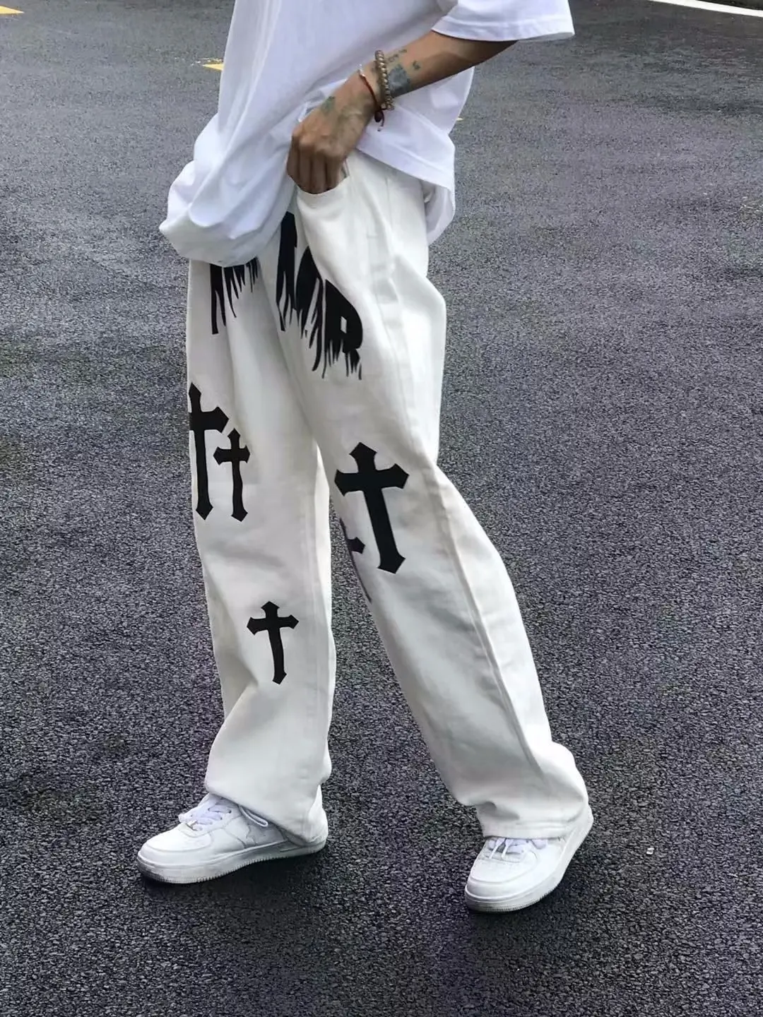 Американские джинсы в стиле High Street, белые, свободного кроя, уличный модный бренд, широкие прямые длинные брюки для мужчин и женщин
Американские джинсы в стиле High Street, белые, свободного кроя, уличный модный бренд, широкие прямые длинные брюки для мужчин и женщин