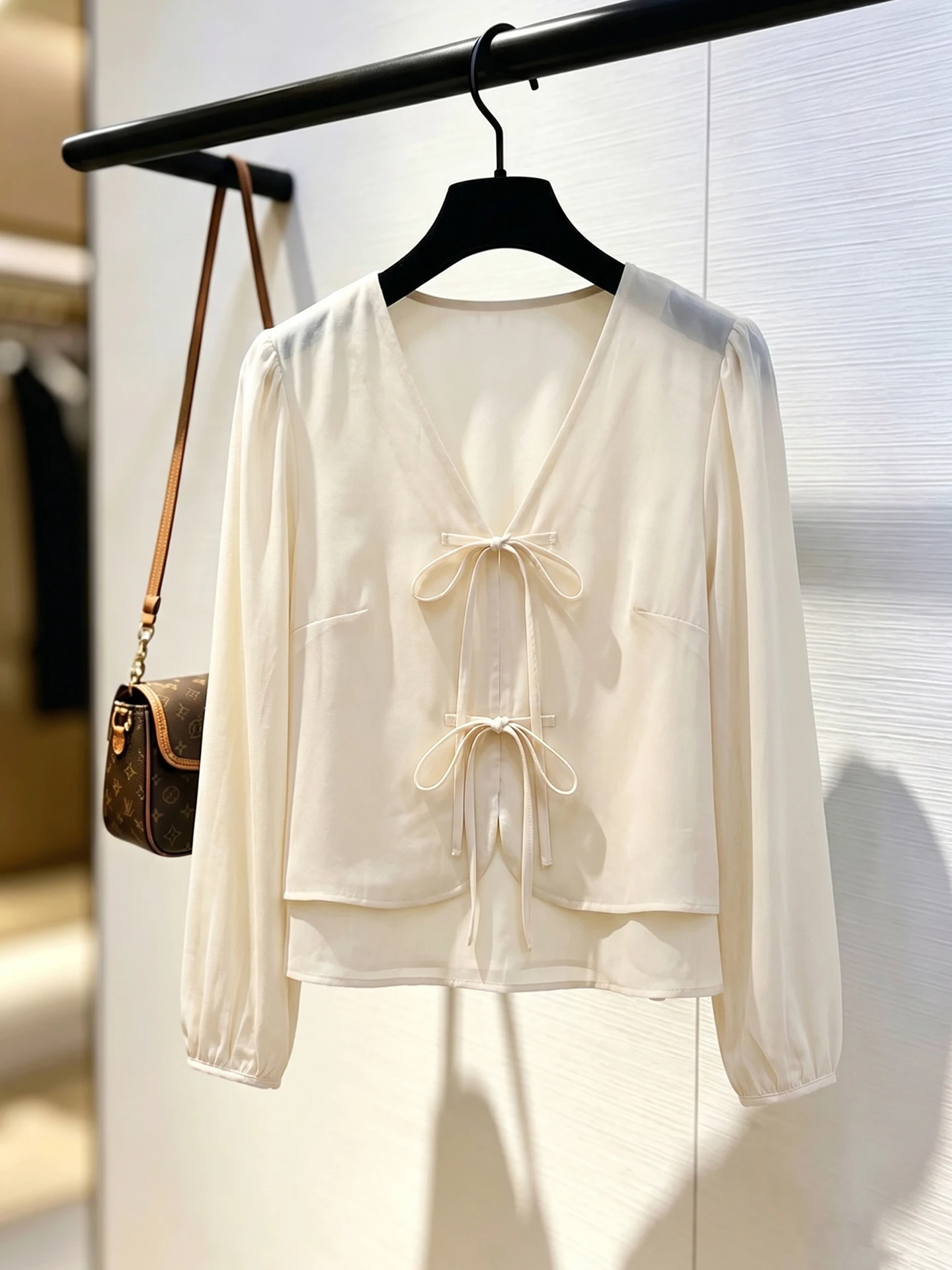 Soft Chiffon Shirt Gentle Style Summer 2026 V-Neck Design Button up Top Women's Clothing Lightweight Versatile Long Sleeve
Soft Chiffon Shirt Gentle Style Summer 2026 V-Neck Design Button up Top Women's Clothing Lightweight Versatile Long Sleeve