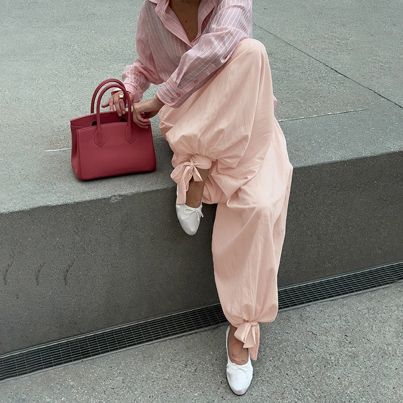 OMSJ Summer Cute Pink Wide Leg Lantern Pants Pleated Elastic Waisted Loose Fit Lace-up Hem Casual Trousers Ladies New Streetwear
OMSJ Summer Cute Pink Wide Leg Lantern Pants Pleated Elastic Waisted Loose Fit Lace-up Hem Casual Trousers Ladies New Streetwear