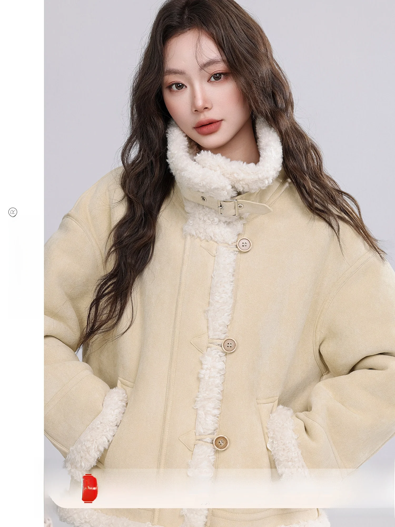 Зимняя женская куртка Autumn Lane Gentle Longevi 2025: новая модель с желтым воротником, теплым мехом и кожаными вставками, повседневный винтажный стиль
Зимняя женская куртка Autumn Lane Gentle Longevi 2025: новая модель с желтым воротником, теплым мехом и кожаными вставками, повседневный винтажный стиль