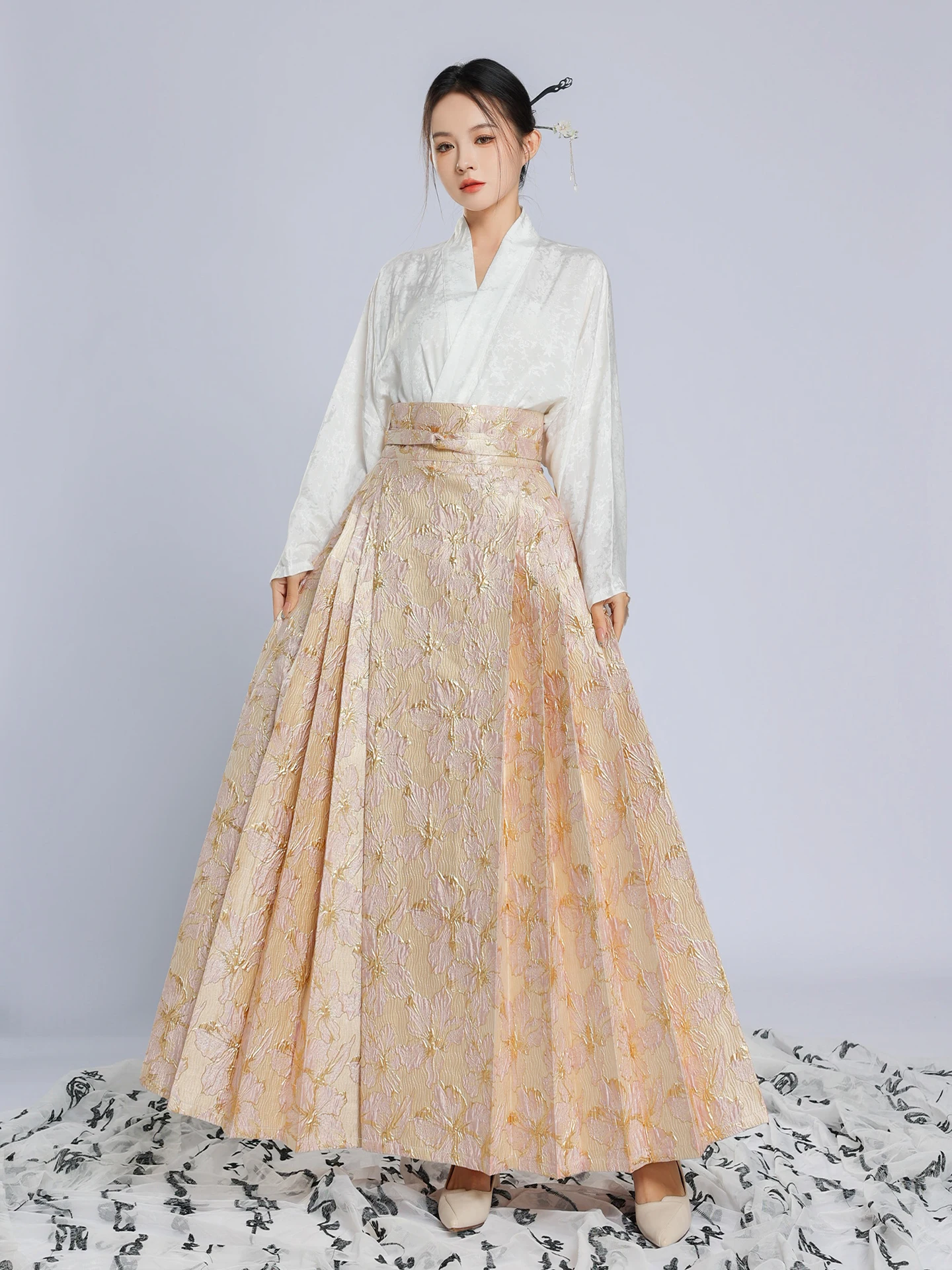 Новый китайский комплект юбок Ханьфу с золотой вышивкой, высококачественный дизайн в стиле Мэйфань, традиционный китайский костюм из полиэфирного волокна
Новый китайский комплект юбок Ханьфу с золотой вышивкой, высококачественный дизайн в стиле Мэйфань, традиционный китайский костюм из полиэфирного волокна