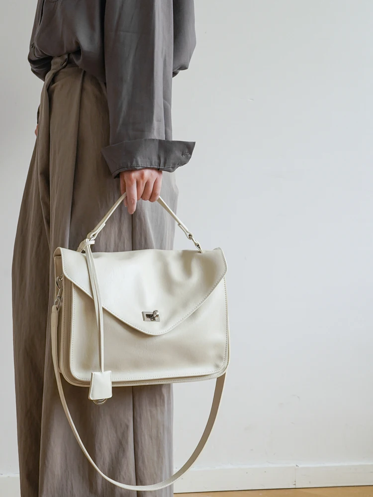 Vintage Style Large Capacity Soft Leather Crossbody Bag Women's Commuter Bag 2026 New Simple Match Single Shoulder Slant Bag
Vintage Style Large Capacity Soft Leather Crossbody Bag Women's Commuter Bag 2026 New Simple Match Single Shoulder Slant Bag