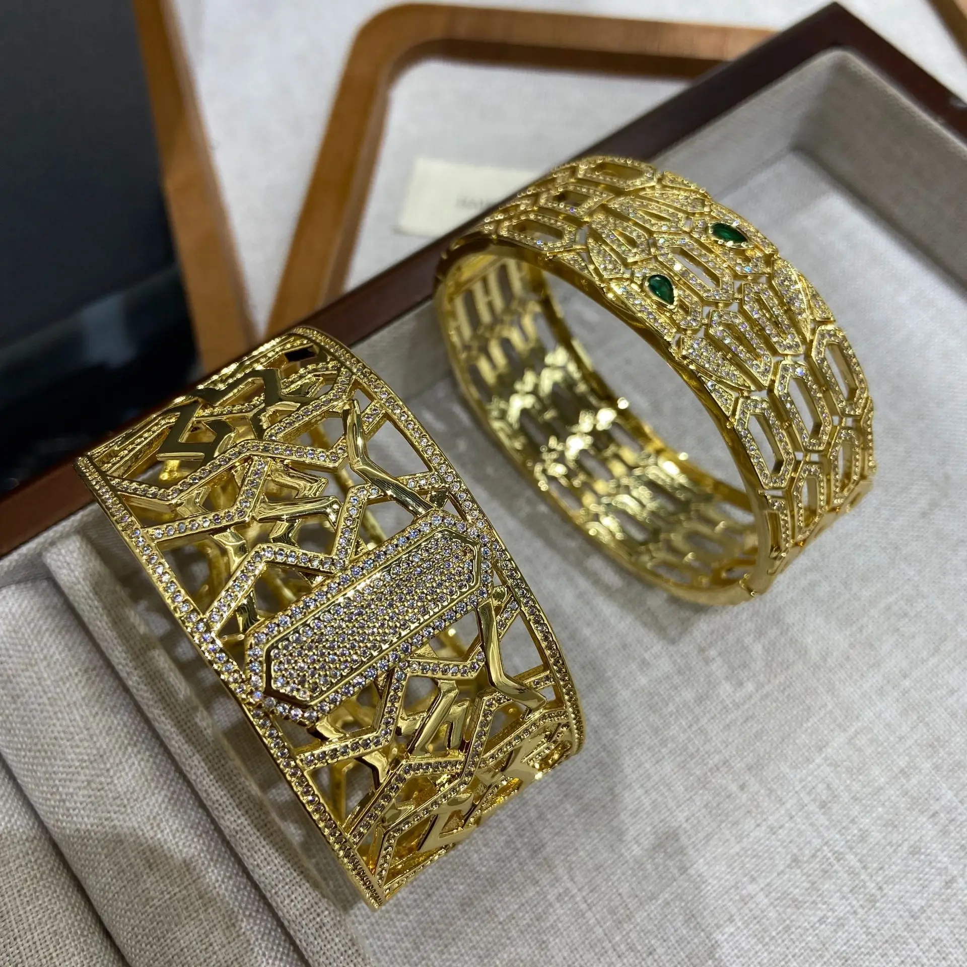 Женский браслет с полым зеленым цирконом 2026
Женский браслет с полым зеленым цирконом 2026