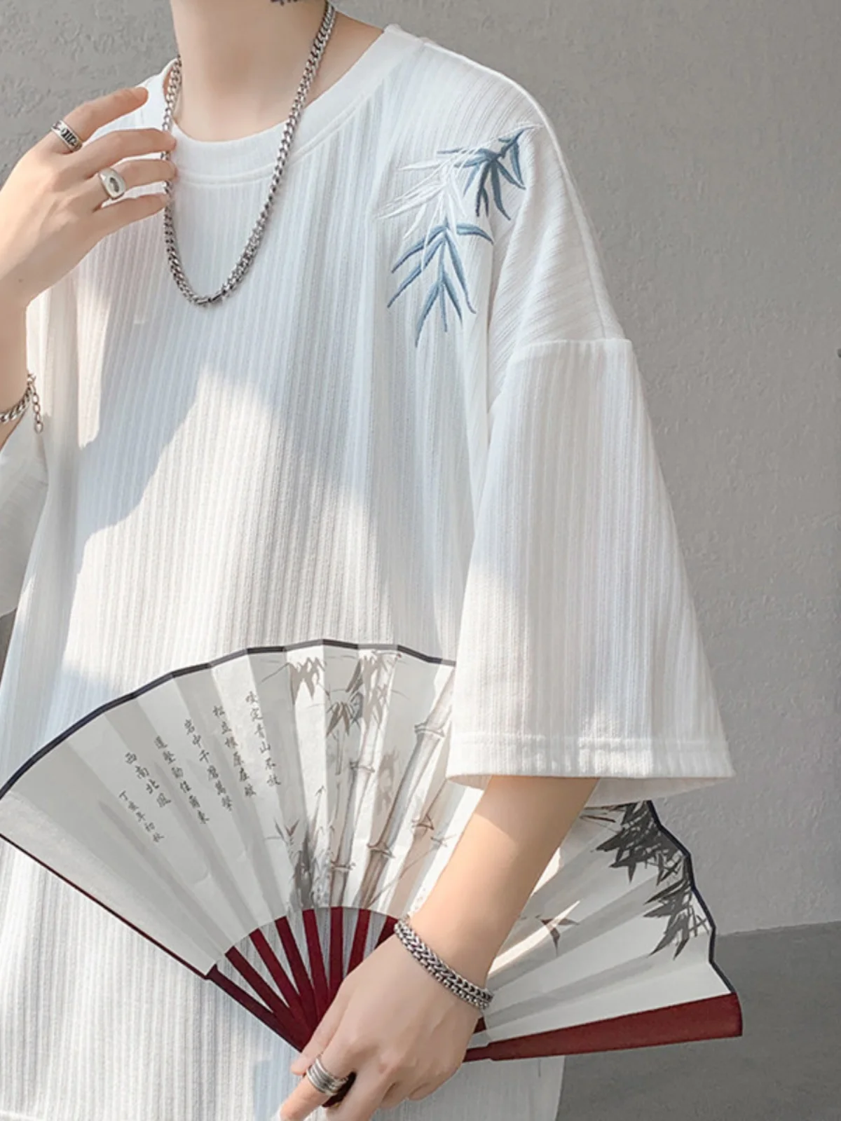 Мужская летняя футболка из ледяного шелка с вышивкой, свободного кроя, дышащая, больших размеров, повседневная, удобная, модная
Мужская летняя футболка из ледяного шелка с вышивкой, свободного кроя, дышащая, больших размеров, повседневная, удобная, модная