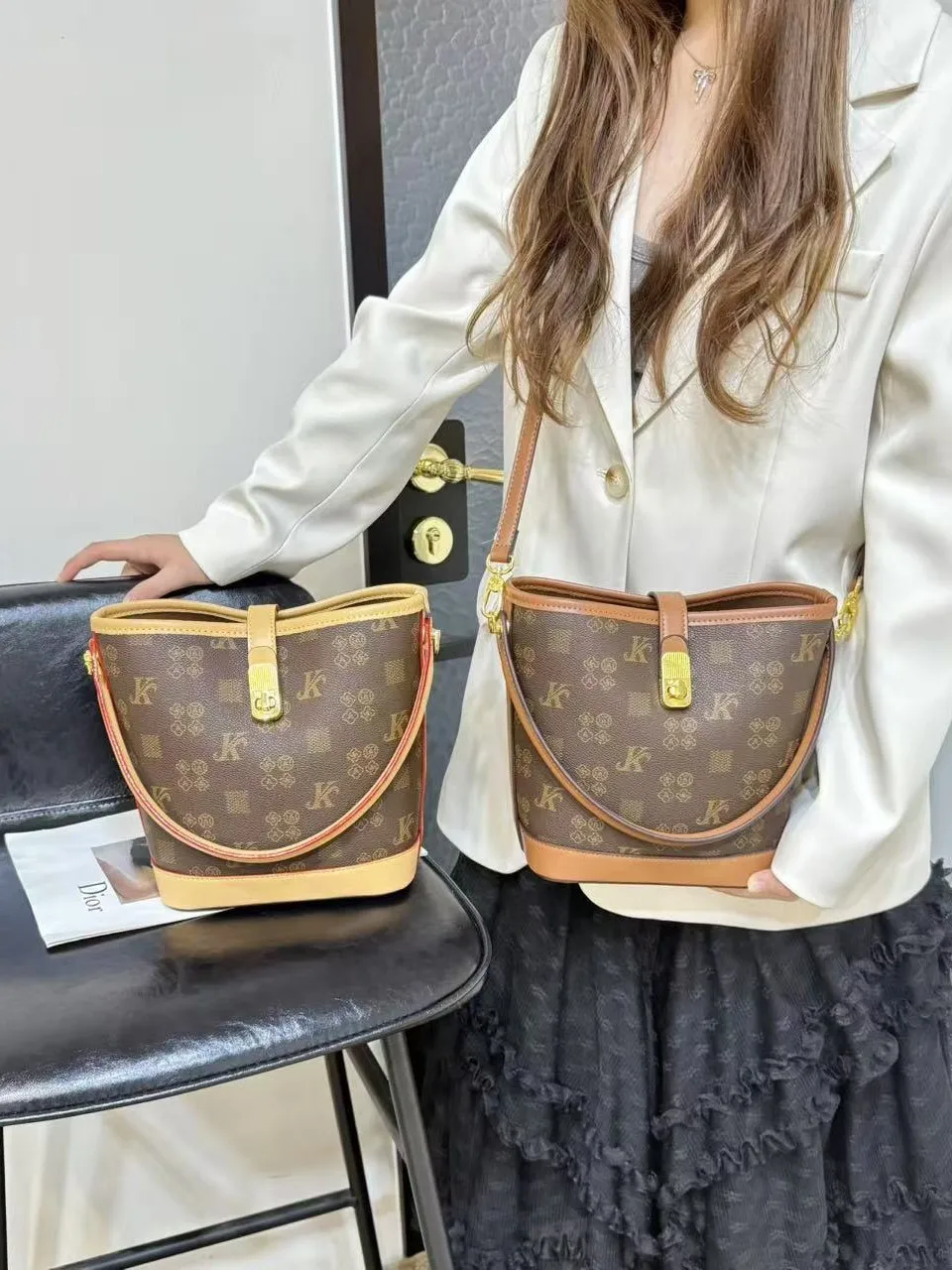 2025 New Edition European Classic Bucket Bag Retro Luxury Handbag with Large Capacity for Shoulder Bag
2025 New Edition European Classic Bucket Bag Retro Luxury Handbag with Large Capacity for Shoulder Bag